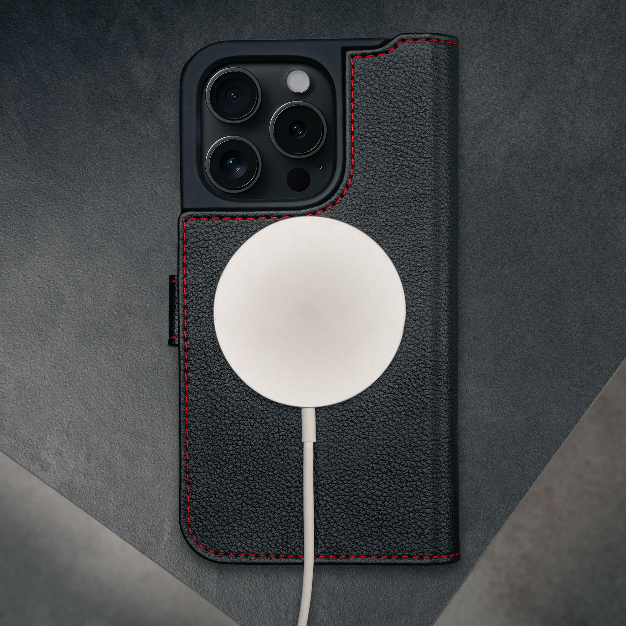 TORRO Hülle kompatibel mit iPhone 16 Pro – Echt Leder Hülle mit Standfunktion und Kartenfächern (kompatibel mit Offiziellen MagSafe-Ladegeräten) - Schwarz