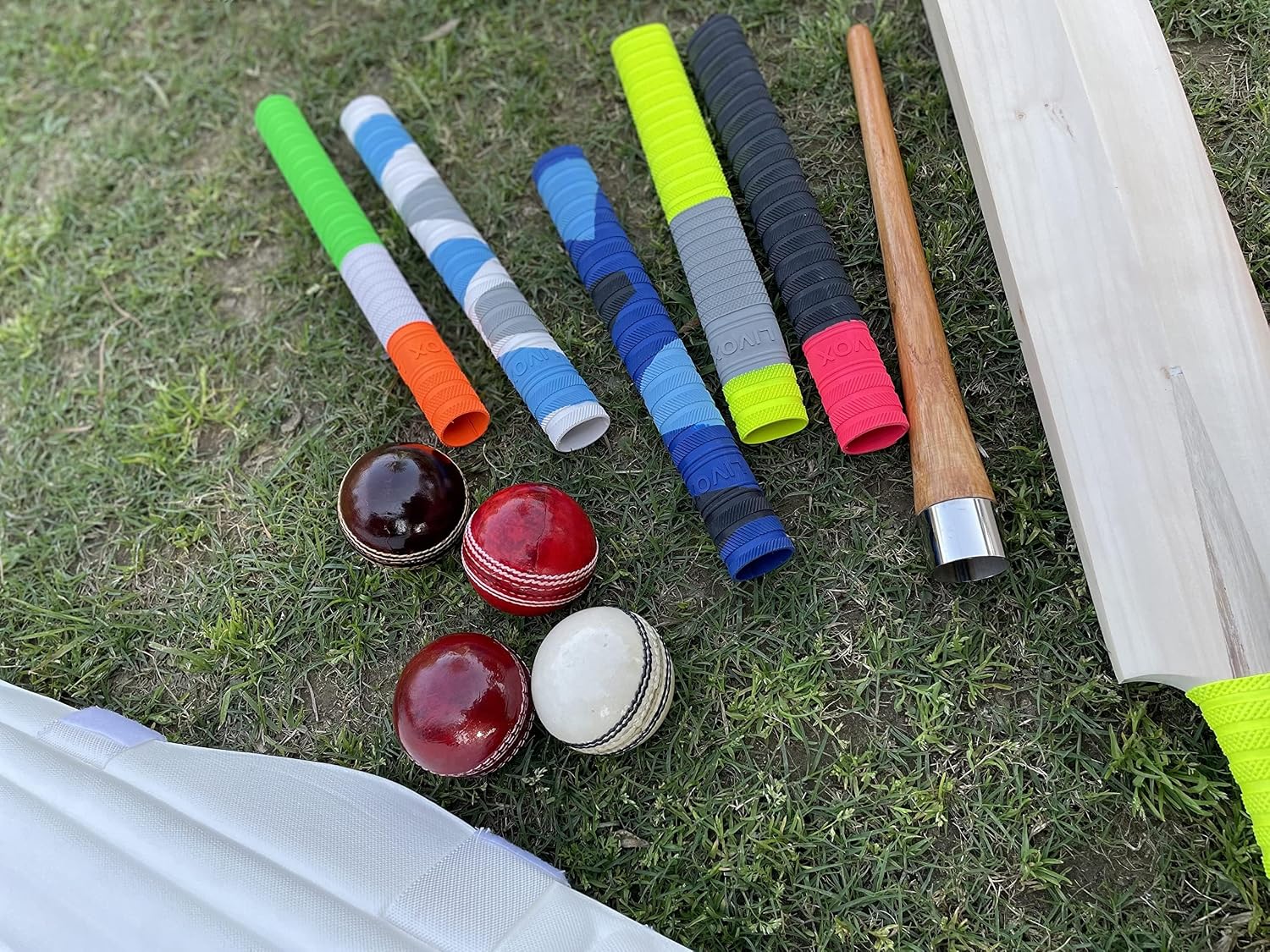 LIVOX® Super-5 Cricket Bat Grips with 1 Wooden Grip Cone Ultra Tacky (Pack of 6)