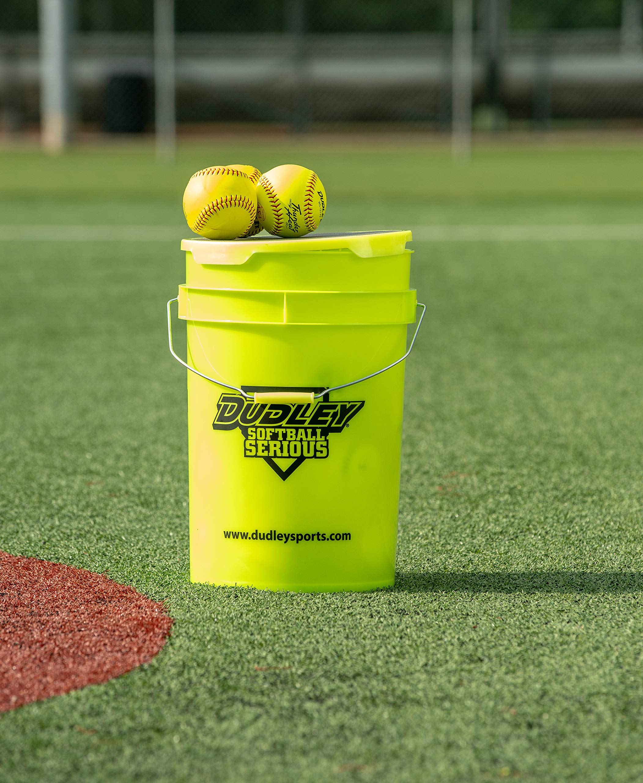 Dudley's Softball-Eimer & 1 Dutzend Thunder Heat Fastpitch Softbälle