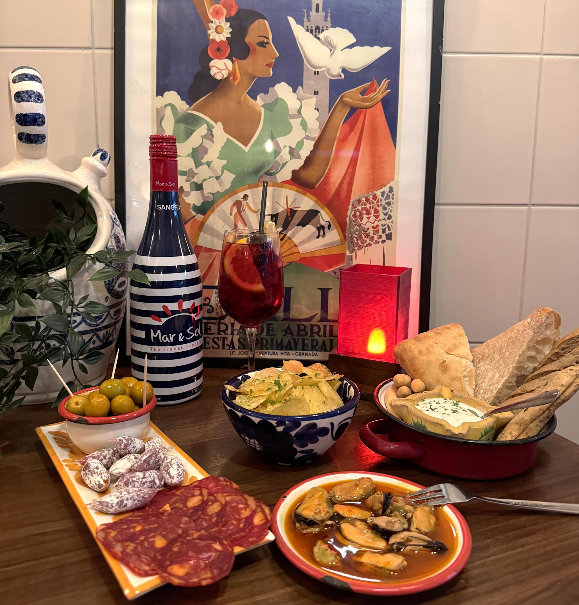 MAS PRODUCTOS ESP - Sangría Y Tapas Spanische Präsentkorb – Feinkost Geschenkset Spanien – Geschenke für Männer & Frauen – Präsentkorb gefüllt – Spanische Spezialitäten
