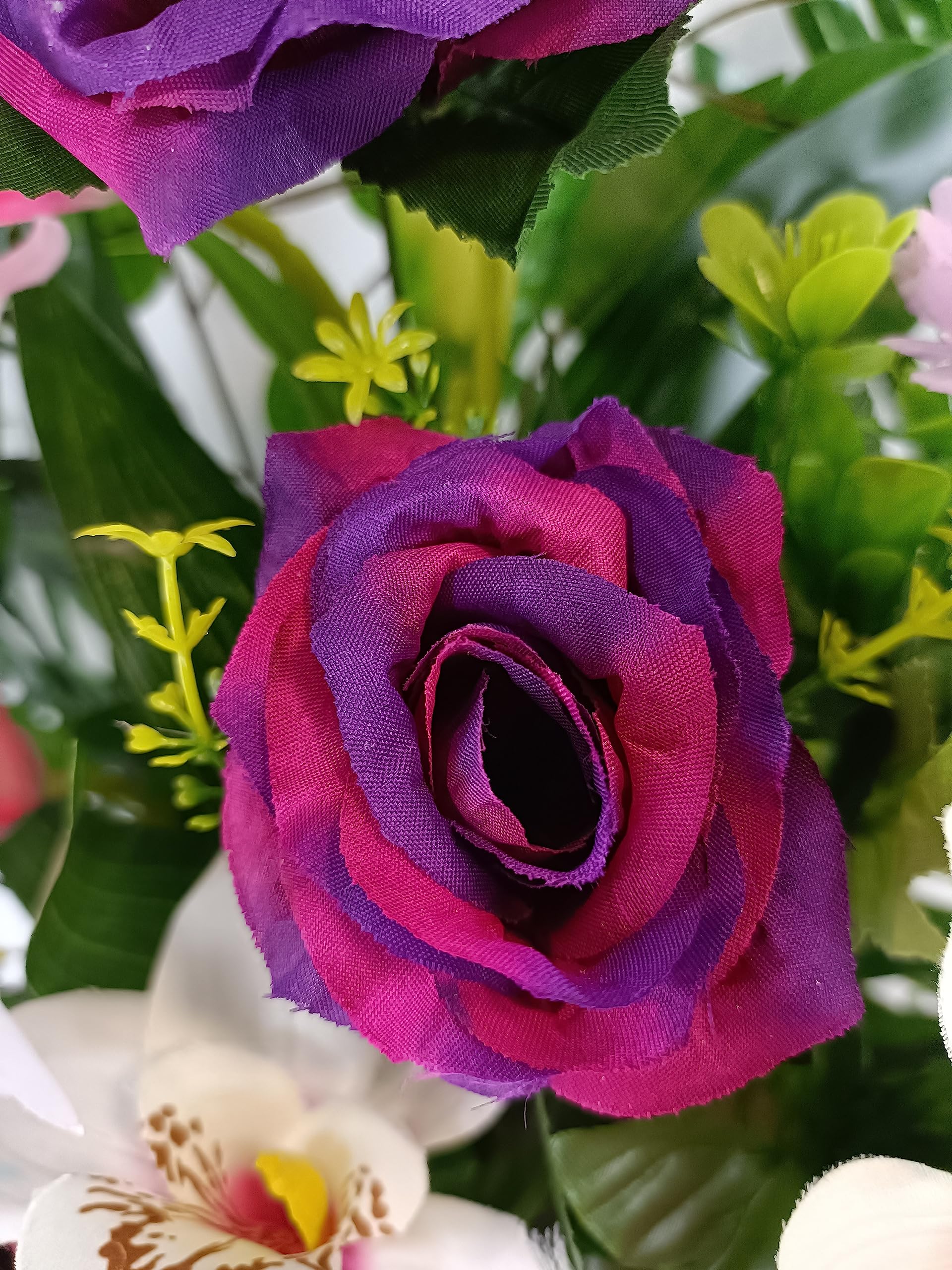 DRW Centre de Fleurs Artificielles pour Cimetière Rose et Mauve Églises Mariages Centre de Fleurs pour Les Saints avec Liliums, Roses, orchidées Rose, Mauve et Violet (Centre 70x85x30 cm)