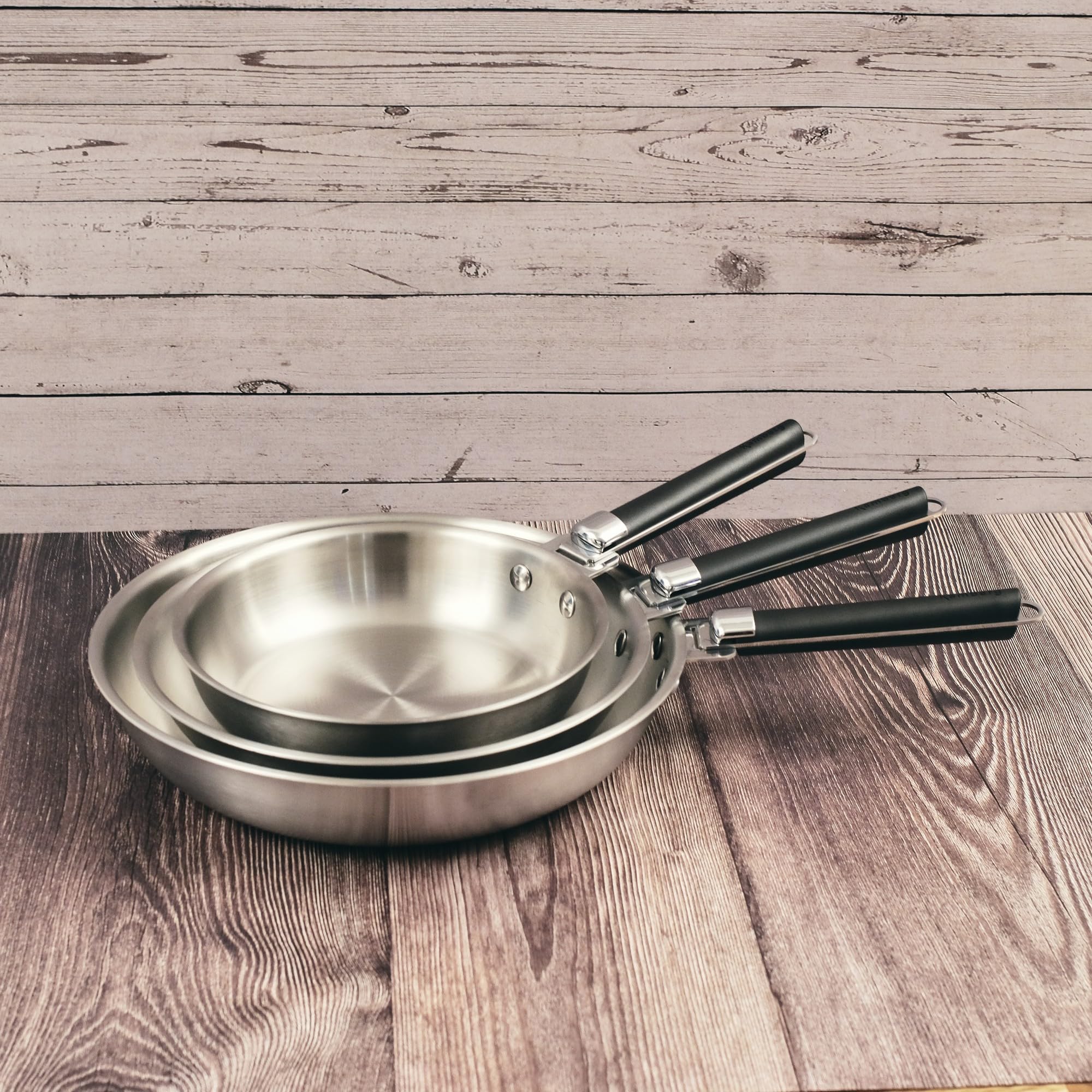 Kamberg - Cofanetto 3 padelle 20/24/28 cm - 3 maniche rimovibili - Acciaio inossidabile 18/10 Triply - Tutti i piani cottura inclusi induzione e forno, grigio