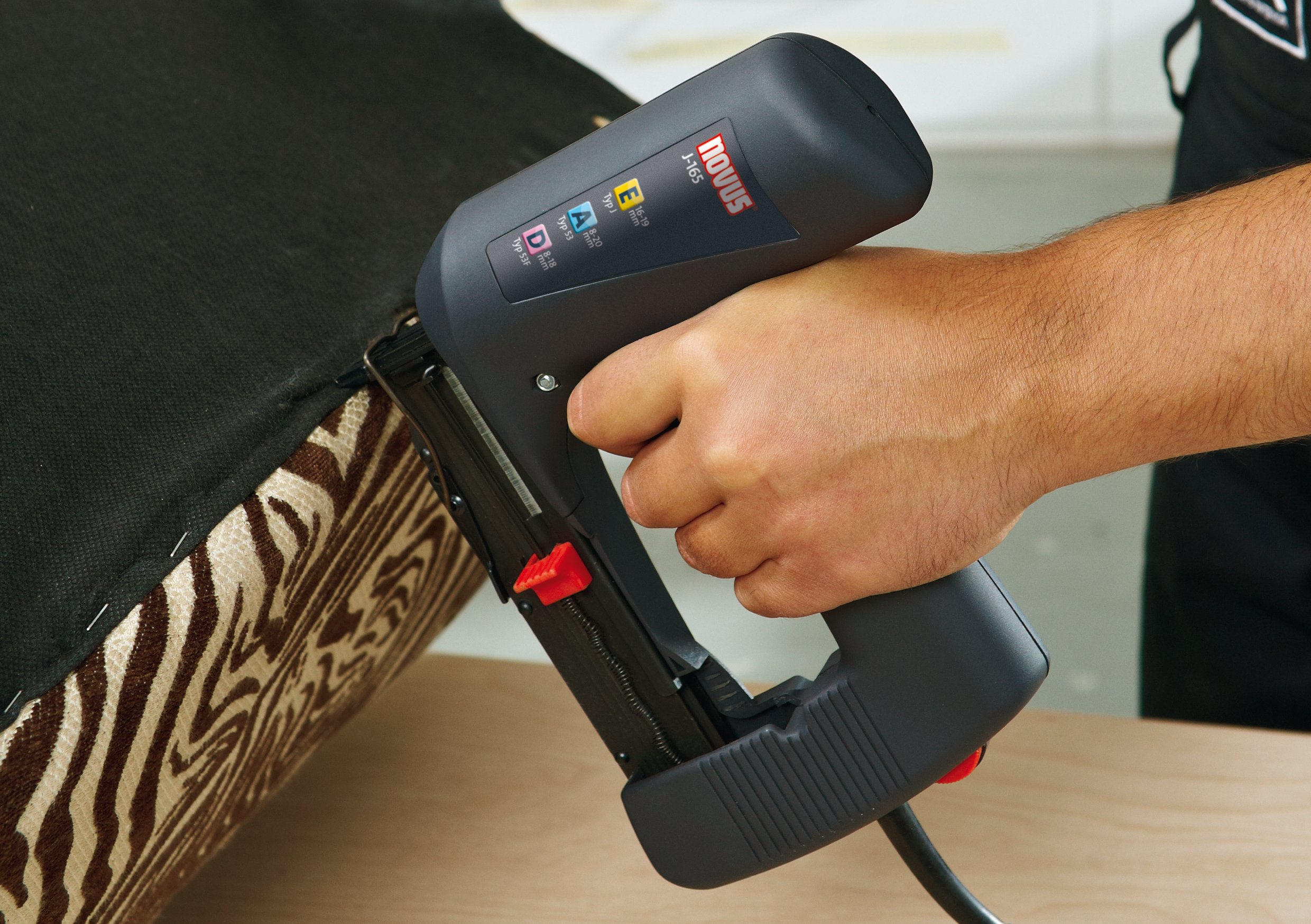 Novus Elektrotacker J-165 Profi, rückschlagarmer Universal-Tacker, Nachschlagfunktion, verarbeitet Feindraht- und Flachdrahtklammern sowie Nägel