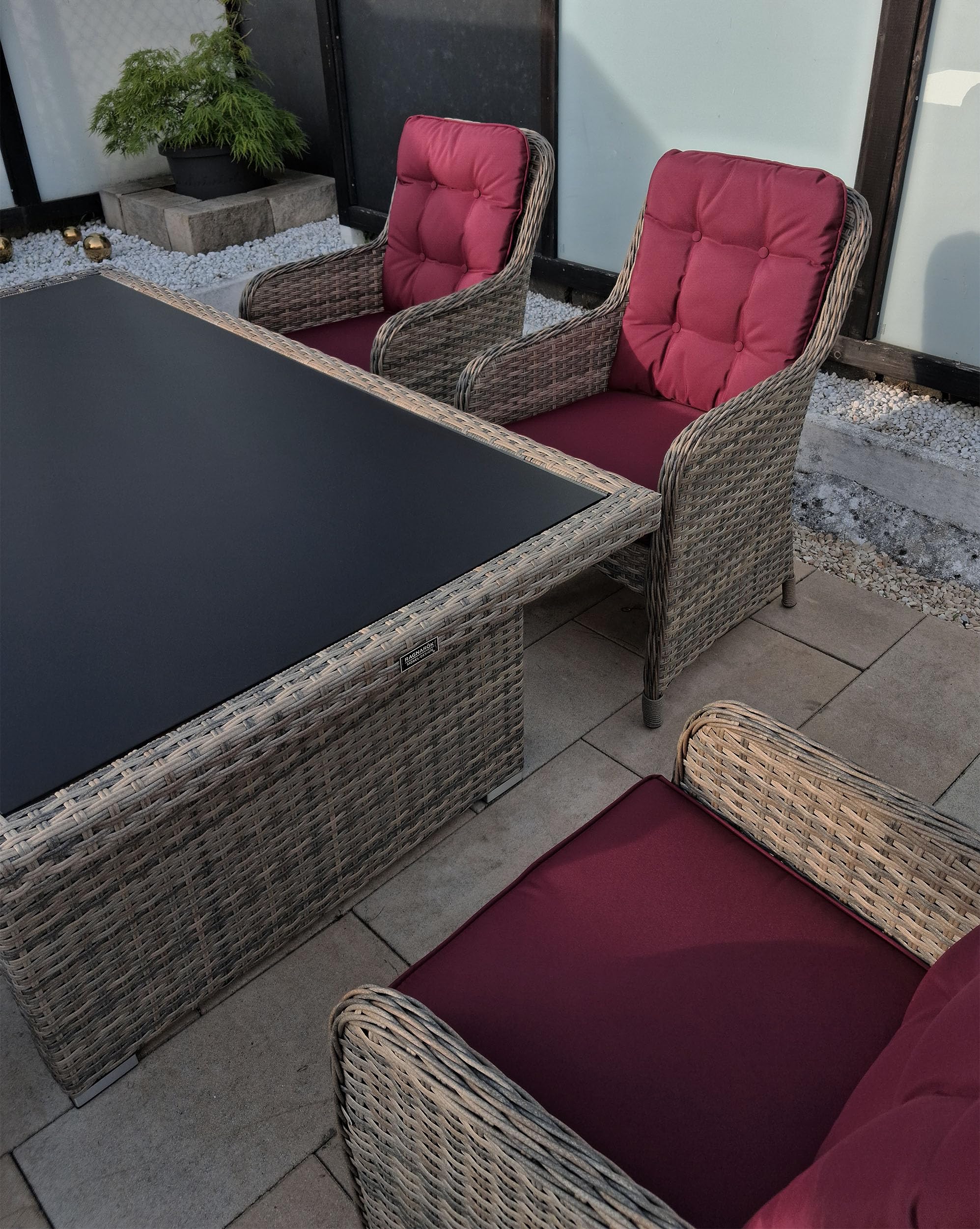RAGNARÖK PolyRattan - Deutscher Hersteller - Gartenmöbel Essgruppe Tisch 6 Sessel 12 Polster Rostfrei Aluminium Naturfarbene Garnitur (Doppelhalbrund-Rattan) + Polster Weinrot, Glas Schwarz