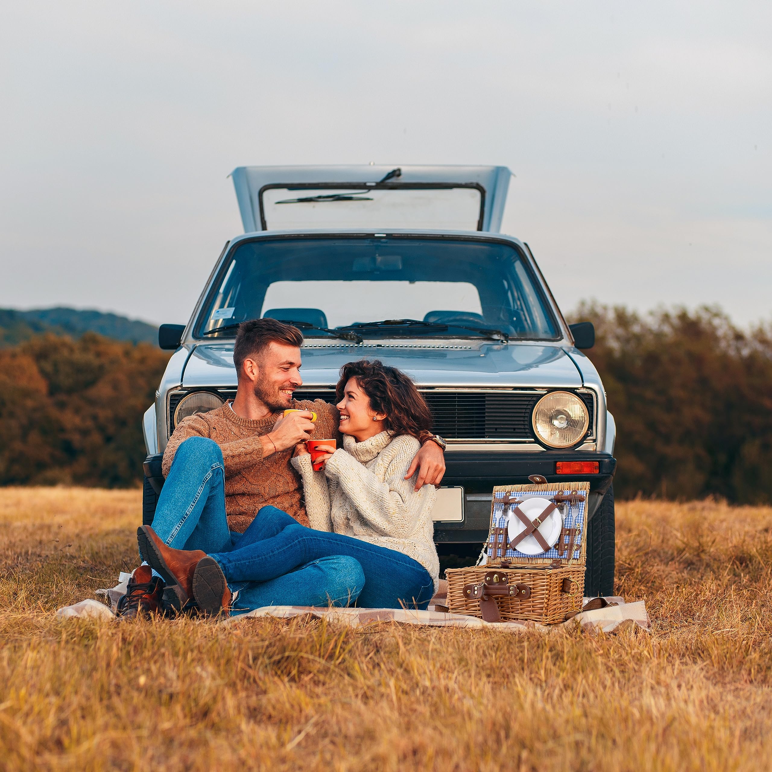 Picknickkorb 2 Personen Blau mit Kühlfach & Schultergurt – Handgewebter Picknicktasche aus Naturweide inkl. Geschirr & Gläser – Romantisches Picknick Set Geschenk