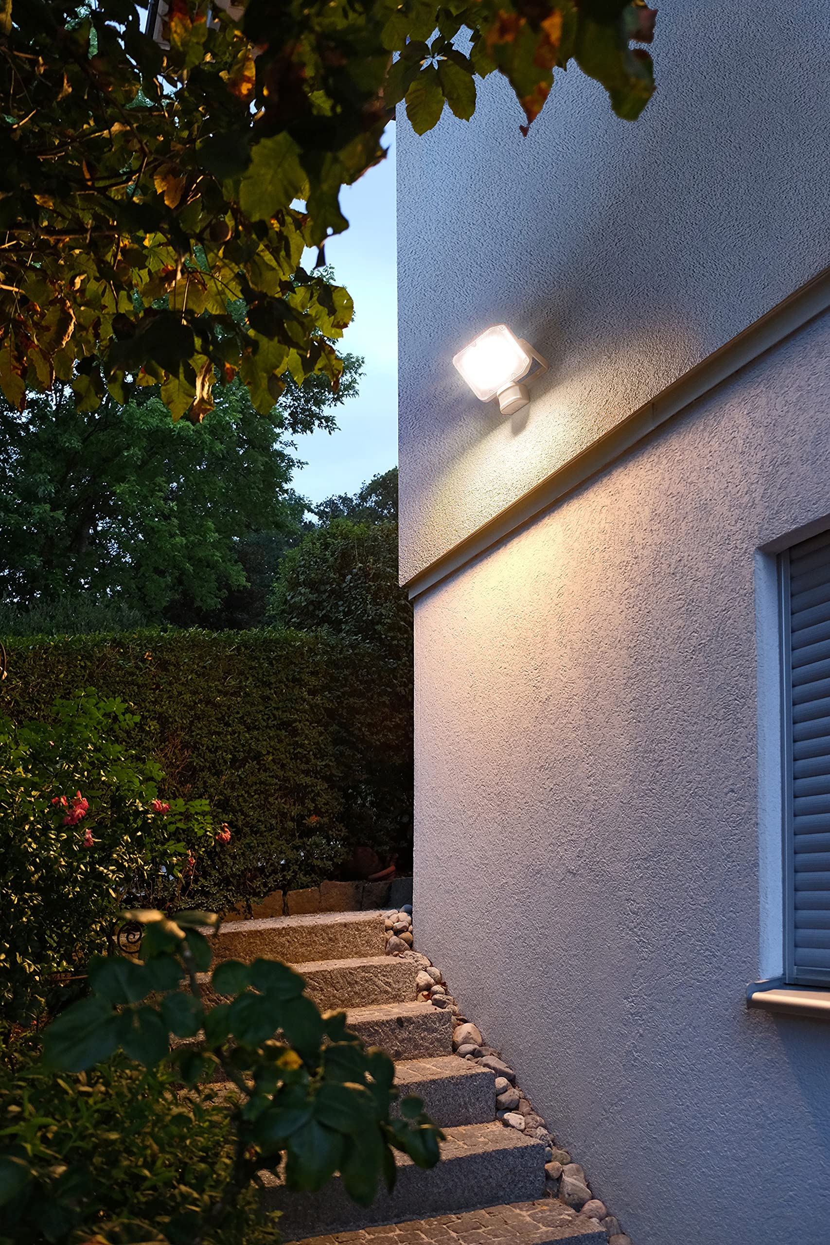 Brennenstuhl LED Strahler AL 2050 mit PIR (20W, 2080lm, 3000K, IP44, LED Fluter zur Wandmontage mit Bewegungsmelder)
