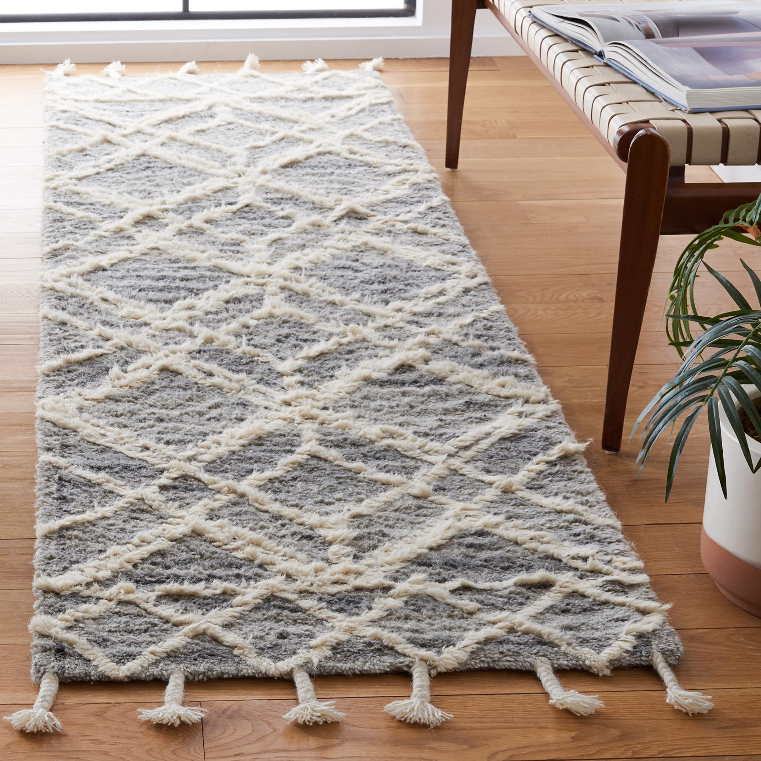 SAFAVIEH Casablanca Collection Runner Rug - 2'3