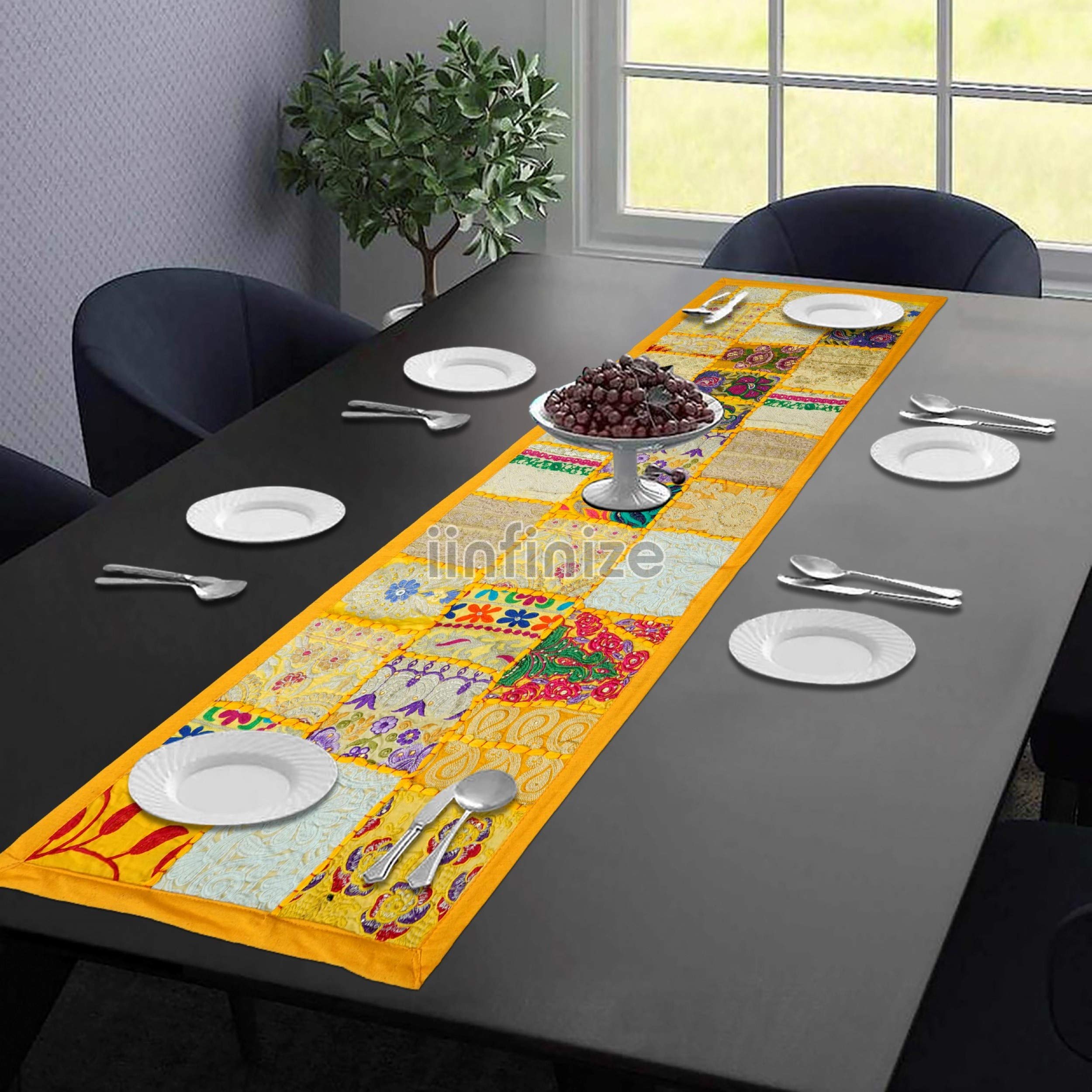 Chemin de table patchwork brodé pour une décoration de table chaleureuse