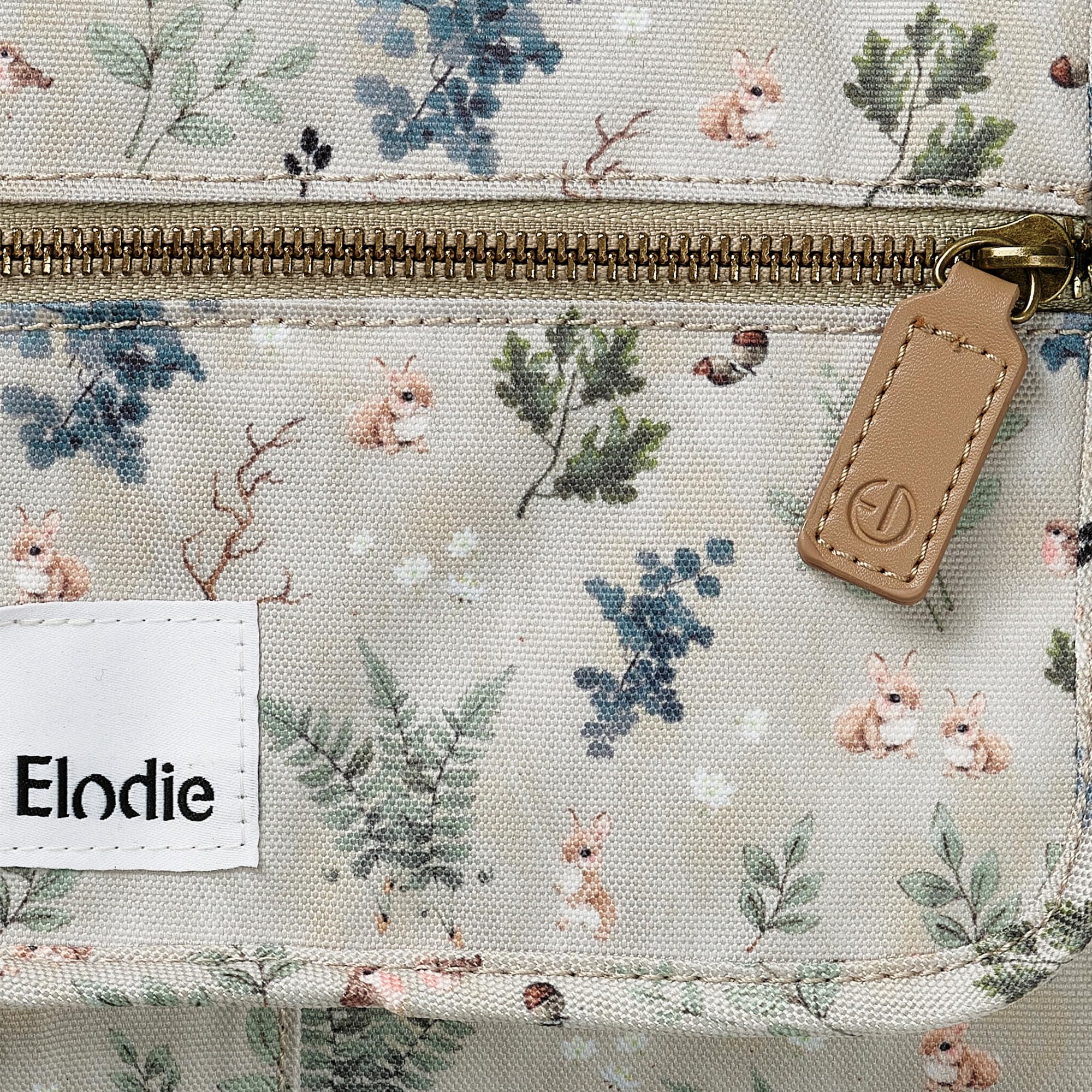Elodie Details Cambiador Bebé Portátil Recién Nacido – Plegable Acolchado Ligero Compacto con 2 Fundas Rizo Lavables, Bolsillo & Muñequera Desmontable, Cambio Pañal Viaje 87x51 cm, Fairytale Forest