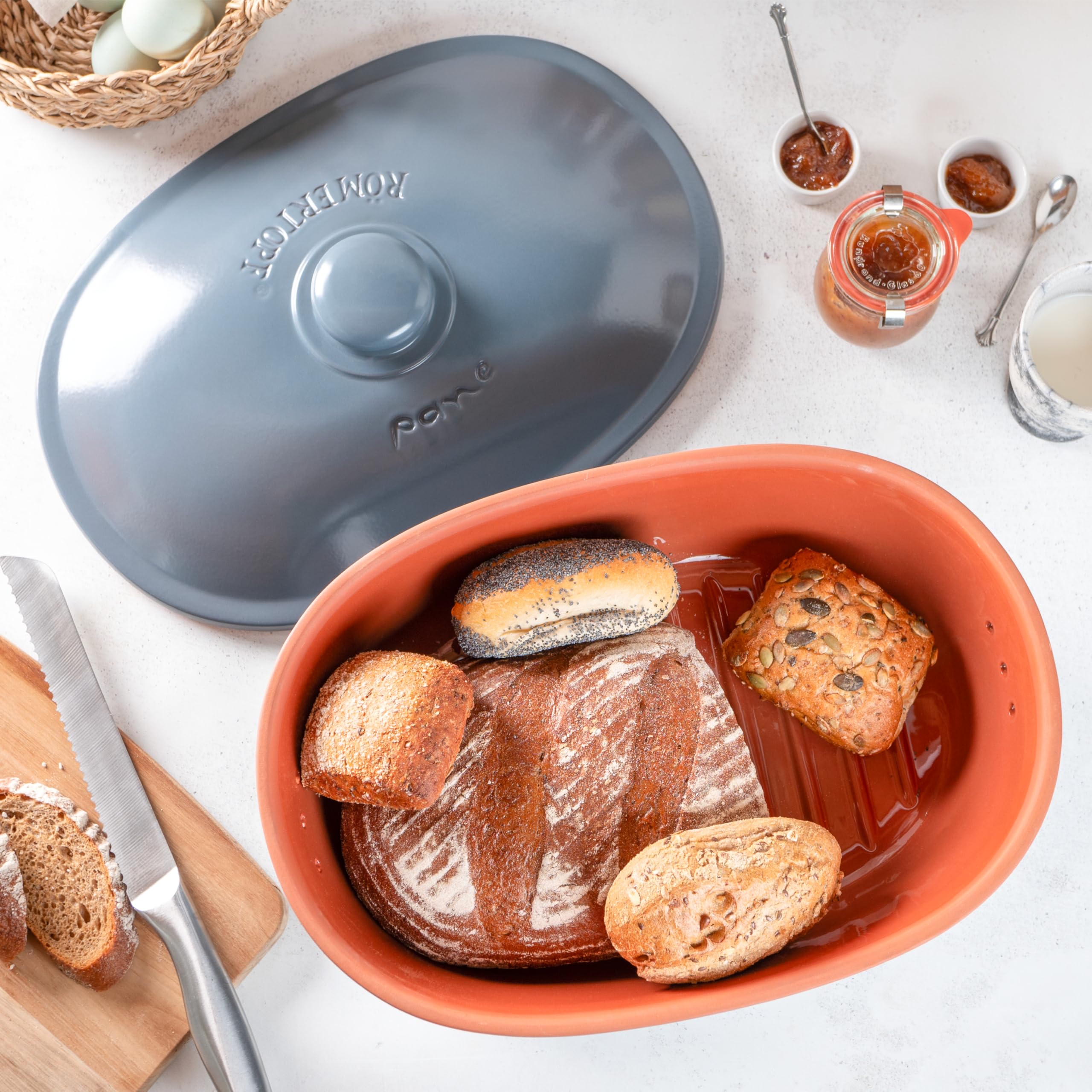 Römertopf Brottopf MAXI aus Naturton – Ovaler Brotbehälter zur Aufbewahrung von Brot & Brötchen – mit Belüftung für lange Frische – spülmaschinengeeignet – 40 x 28 x 20 cm – blau-grau | 40 x 28 x 20 cm, Platz für Baguette und Wochenvorrat, atmungsaktive K