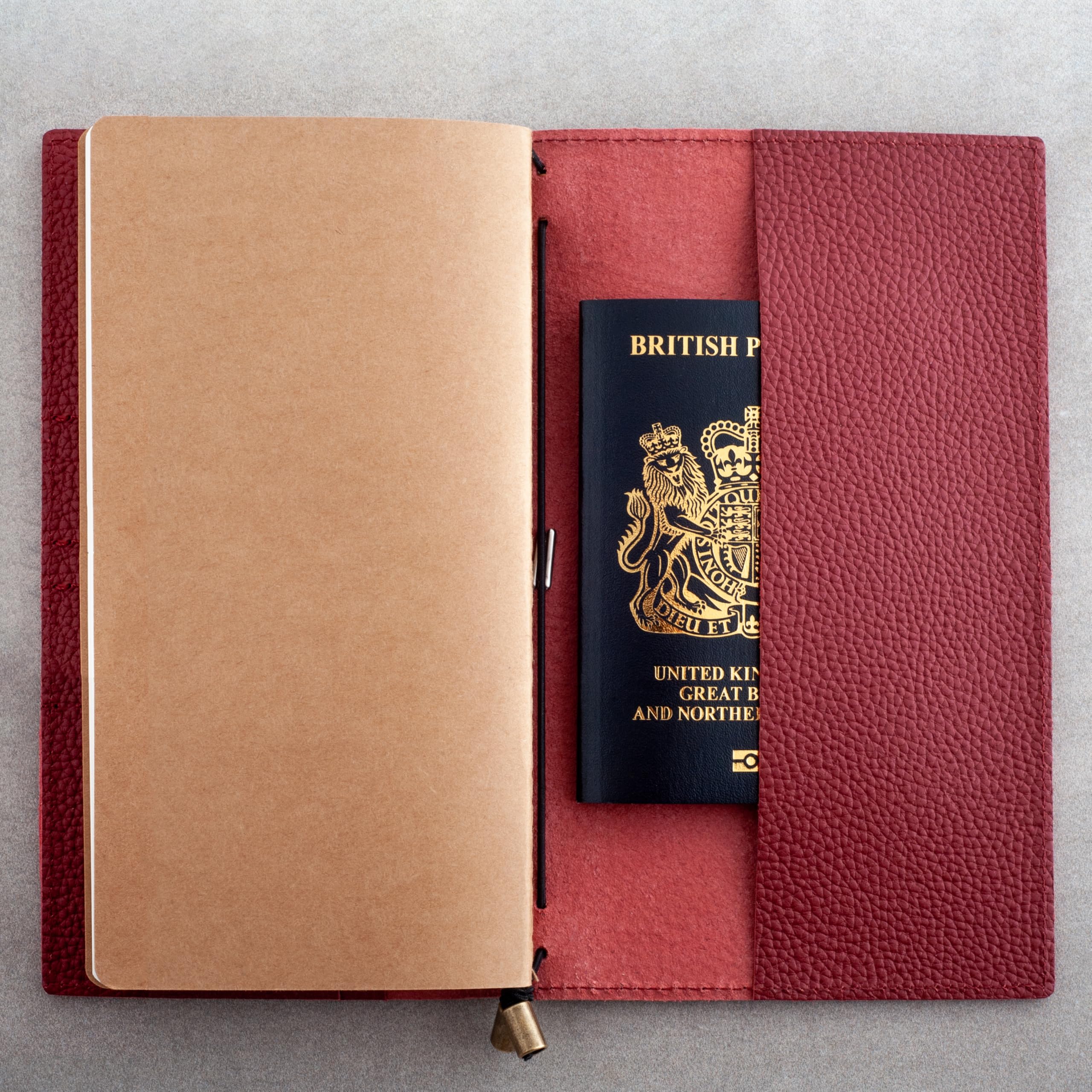 WANDERINGS Carnet en Cuir Rouge avec Poches 11,5 x 22cm - Journal de Voyage Rechargeable Organiseur en Cuir Véritable Fait Main avec Poches pour Écriture et Organisation - Recharges Vierges