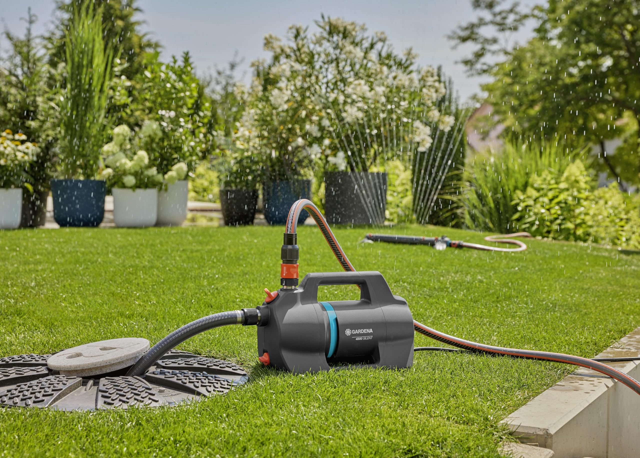 Gardena Gartenpumpe 4300 Silent: Sehr leise Bewässerungspumpe mit innovativem Gehäuse, Fördermenge 4300 l/h, 650 W Motor, doppeltes Dichtungssystem, stromsparend und wasserfest (9056-20)