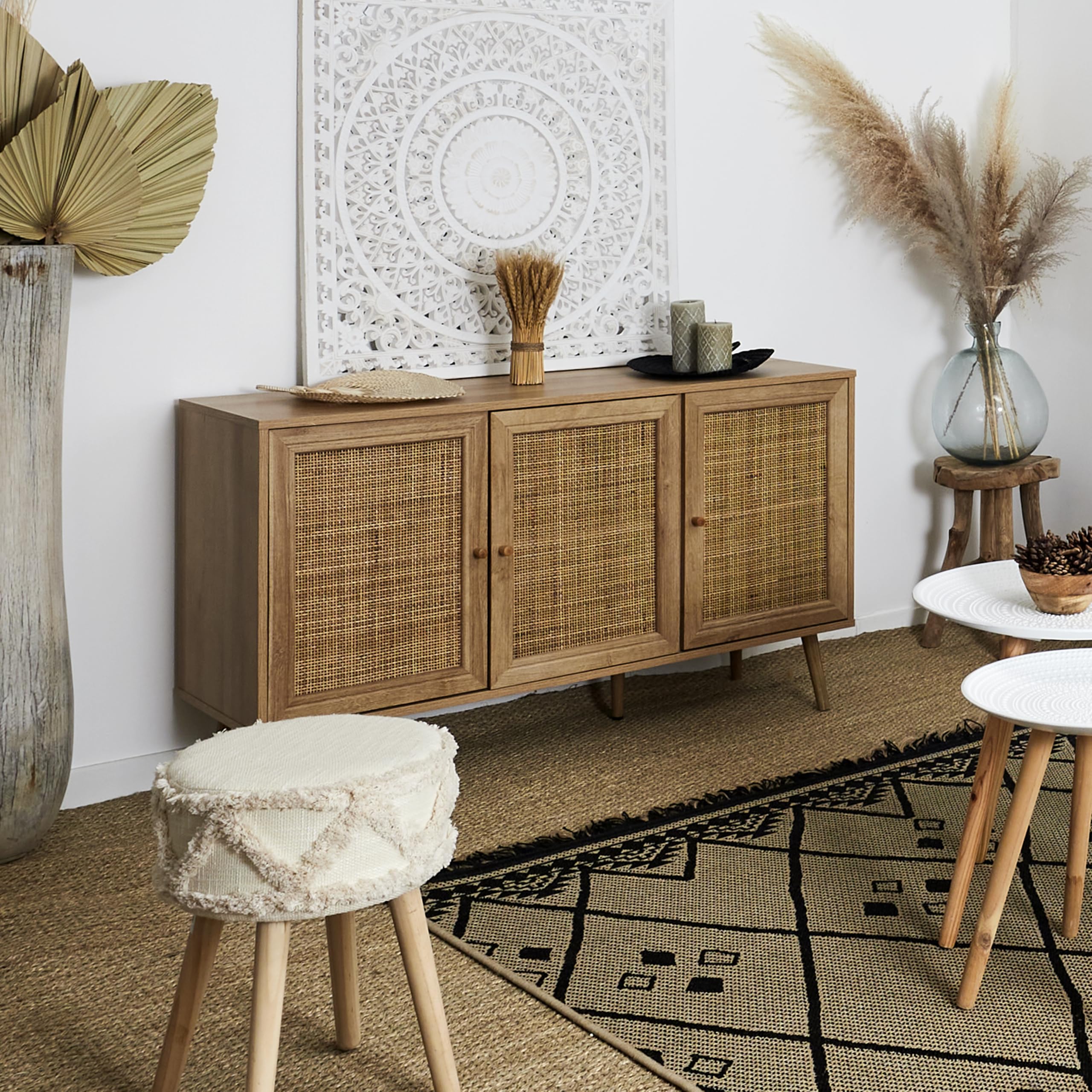 HOME DECO FACTORY - HD7454 Aparador 3 Puertas de Madera - Estilo Bali - Almacenamiento Elegante para Salón o Comedor - para tu Hogar - Acabado Beige Oro Crema | Aparador de madera de 3 puertas estilo Bali - Mueble de almacenamiento resistente para sala de