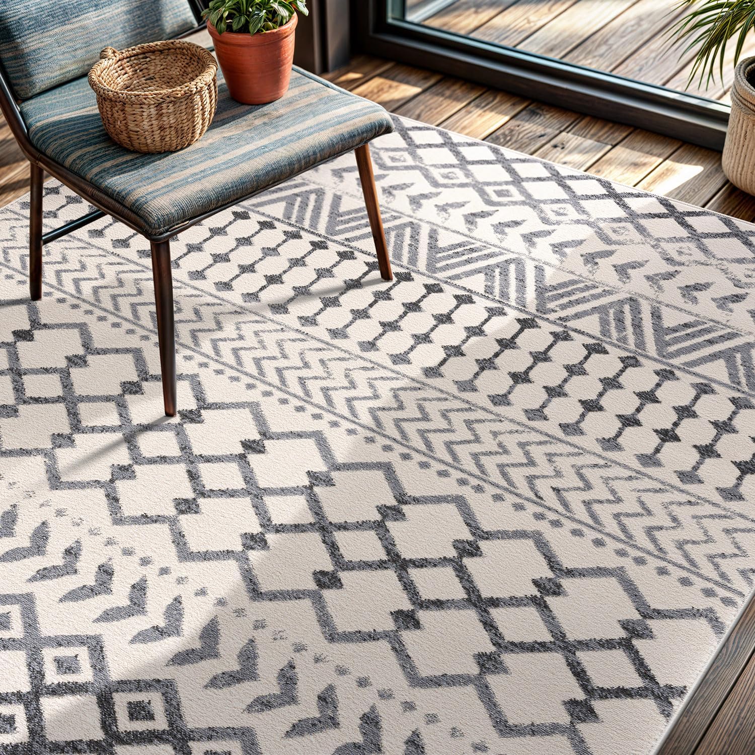 Camilson 5' x 7' Grey and Cream Geometric Area Rug
