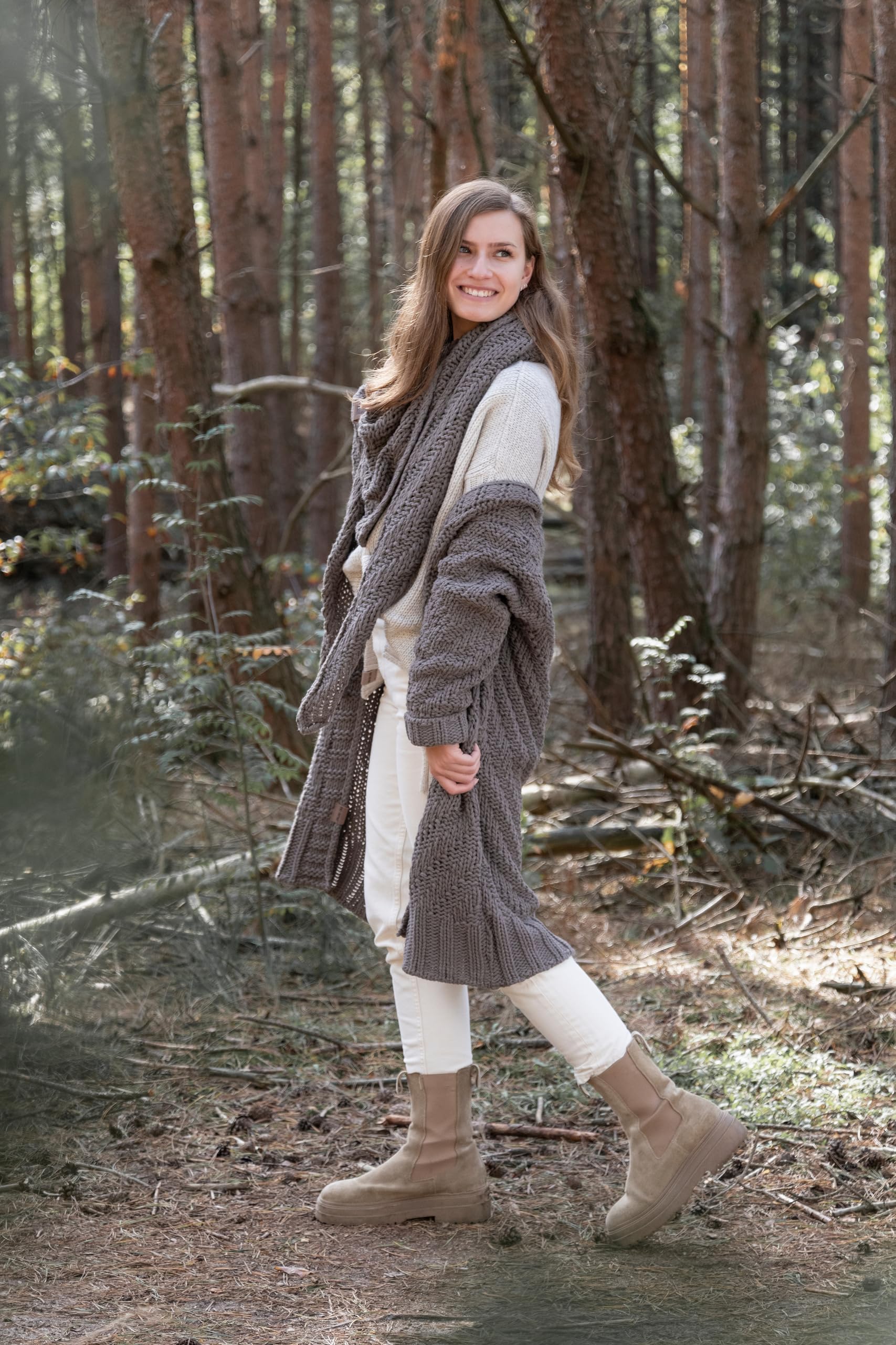 KNIT FACTORY - Dreiecksschal Sally - Damen Strickschal mit Wolle - Grob gestrickten Schal - Hochwertige Qualität - XXL Schal - 220x85 cm