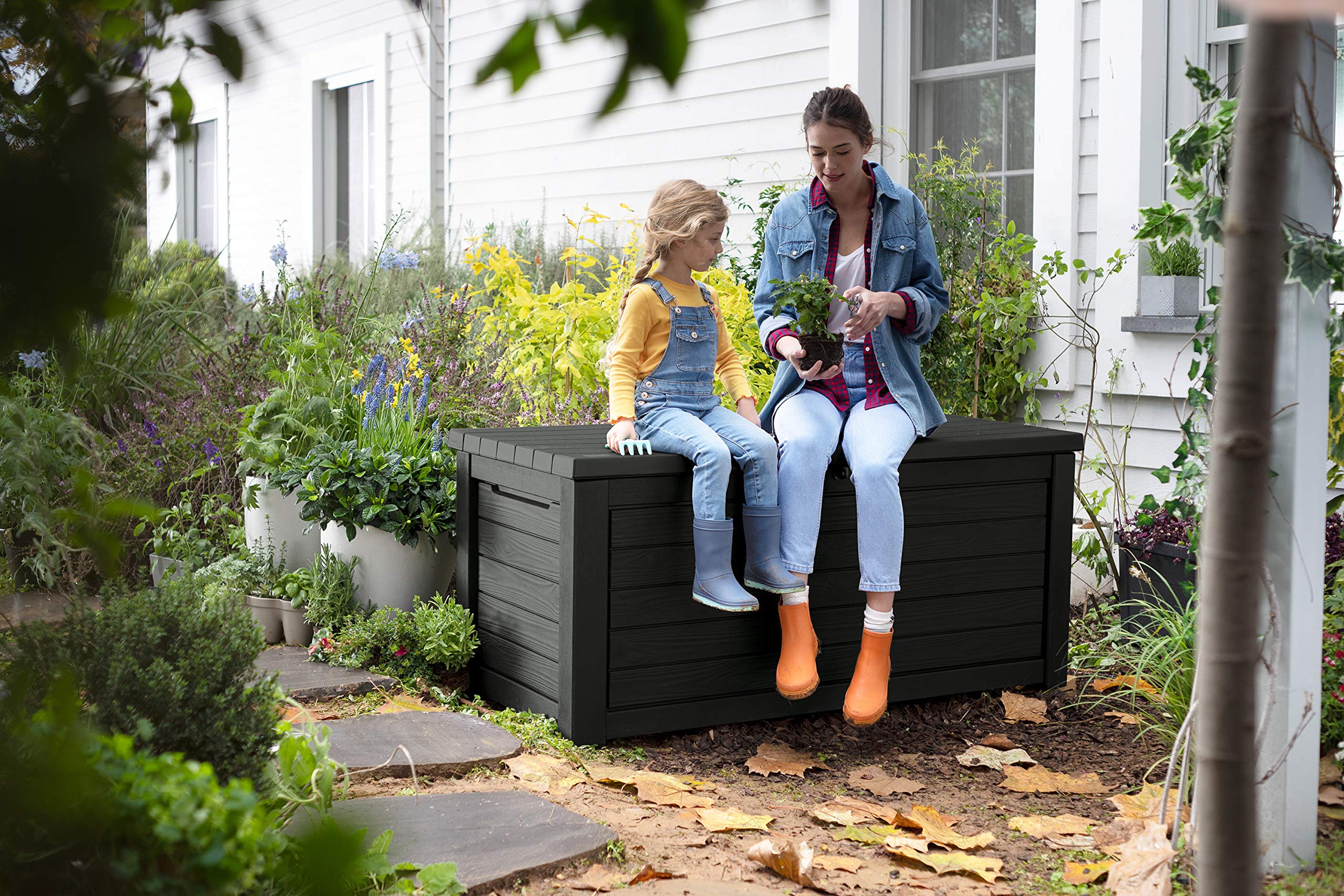 Koll Living Gartenbox/Aufbewahrungsbox 623 Liter, schwarz, weiß oder braun - trockener & belüfteter Stauraum - mit Gasdruckfedern - Deckel bis zu 272 kg belastbar (Schwarz)