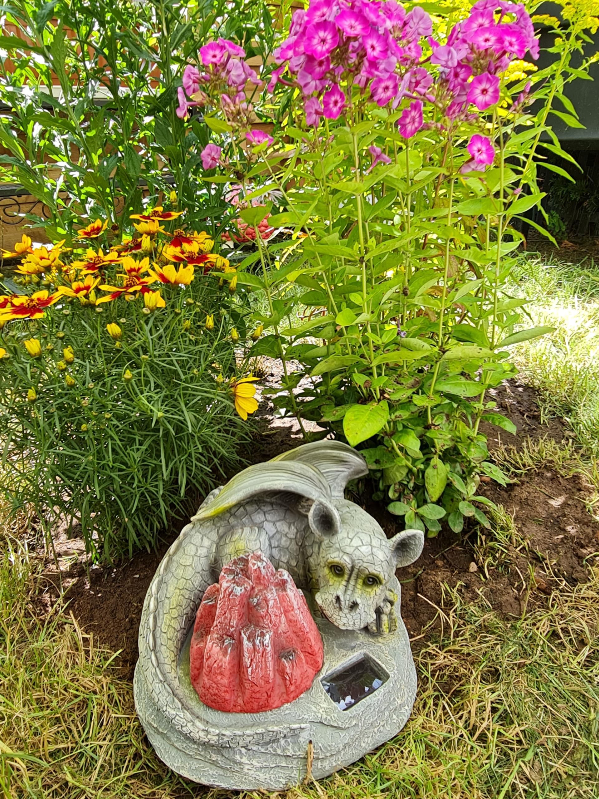 Kremers Schatzkiste Drache am LED Lava Feuer 27 cm Gartenfigur Solar Deko Geschenk Polyresin Solarlicht