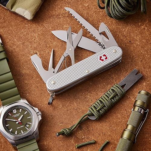 Miniatura 8 de Victorinox Farmer X Alox Swiss Army Knife Cuchillo de bolsillo de 10 funciones fabricado en Suiza con hoja grande, sierra de madera, abridor de