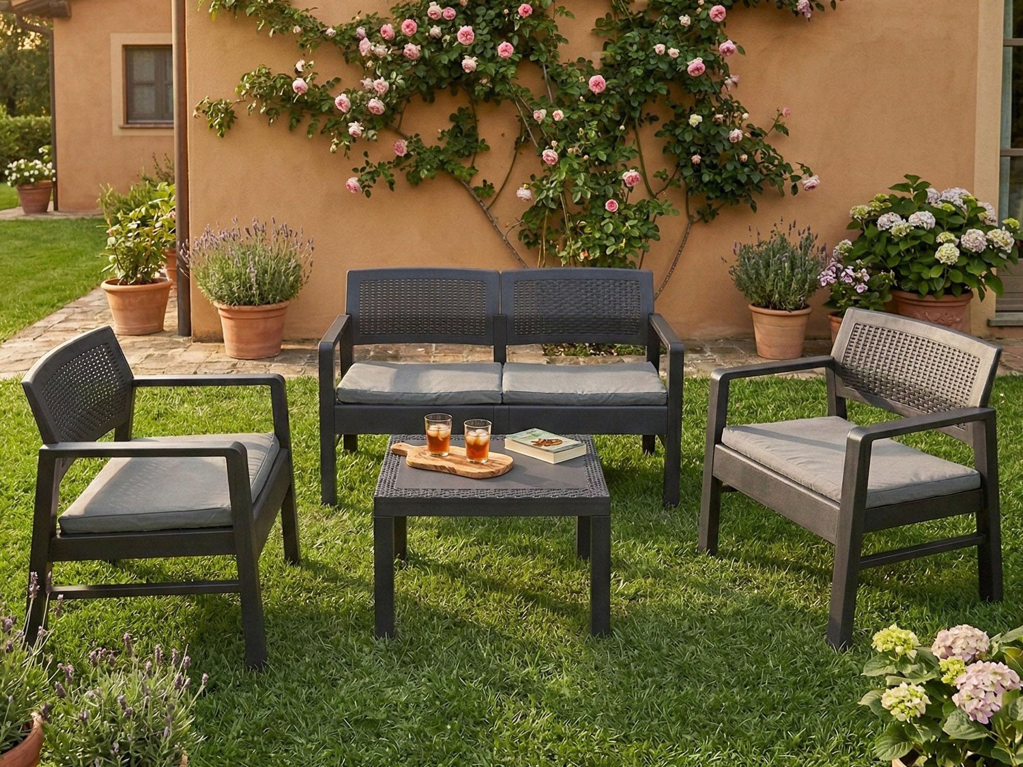 Dmora - Set Salotto da Esterno Carpi, Composizione da Giardino con 2 poltrone, 1 Divano ed 1 tavolino, Salottino Effetto Rattan con Cuscini, 100% Made in Italy, Antracite