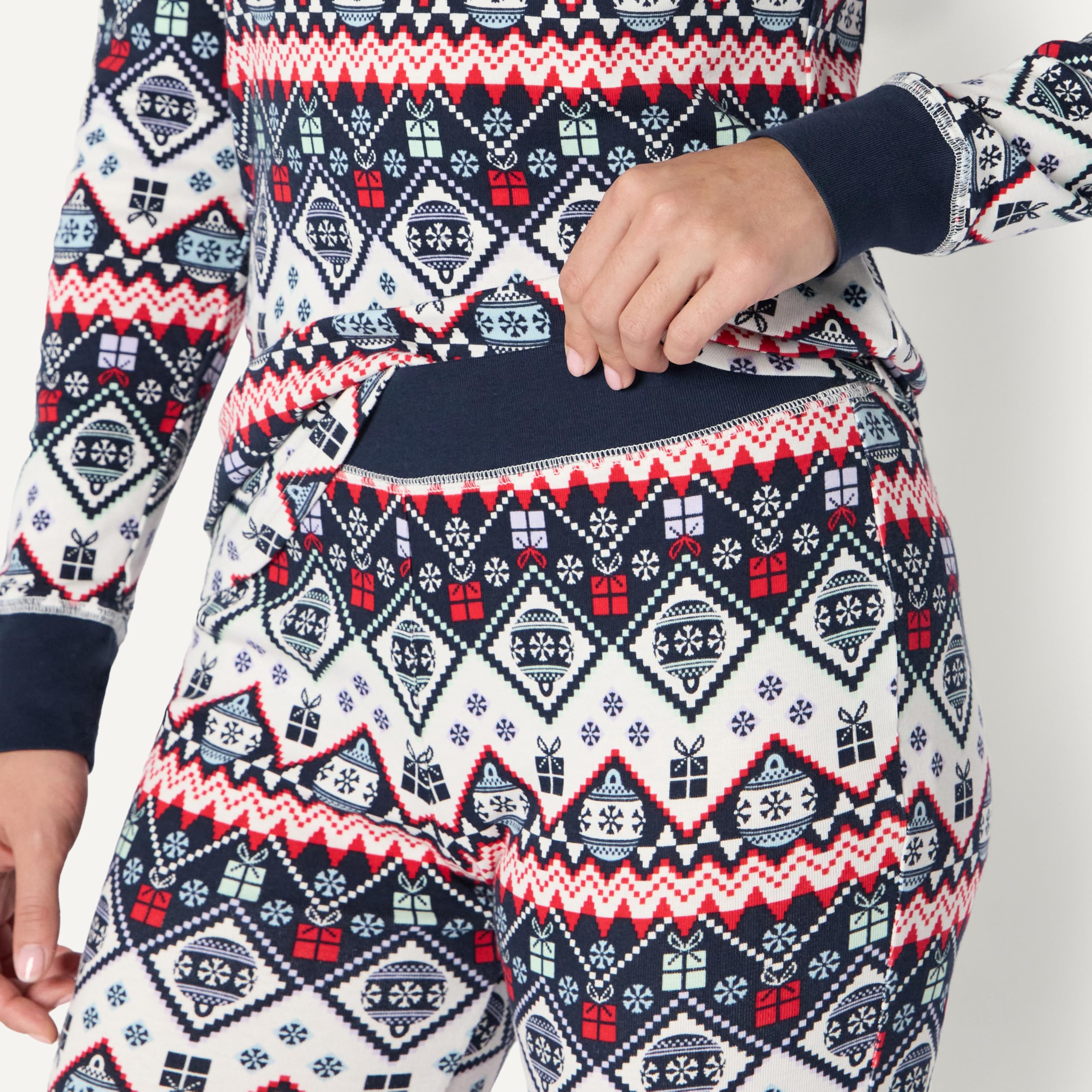 Amazon Essentials Completi Coordinati di Pigiami Natalizi per La Famiglia