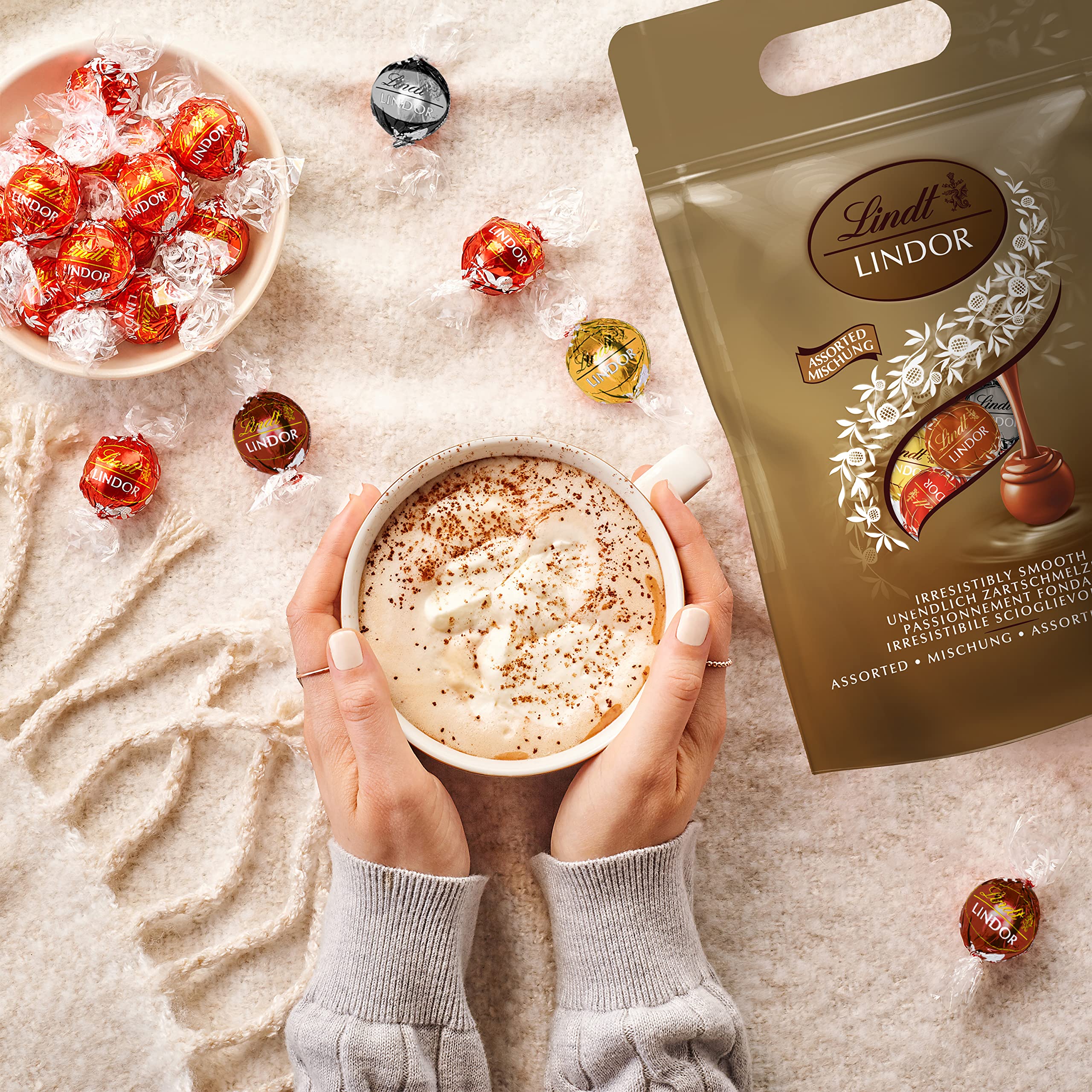 Lindt - Sachet Grand format LINDOR - Assortiment de Chocolats au Lait, Noir 60%, Blanc et Lait-Noisettes - Cœur Fondant, 1kg