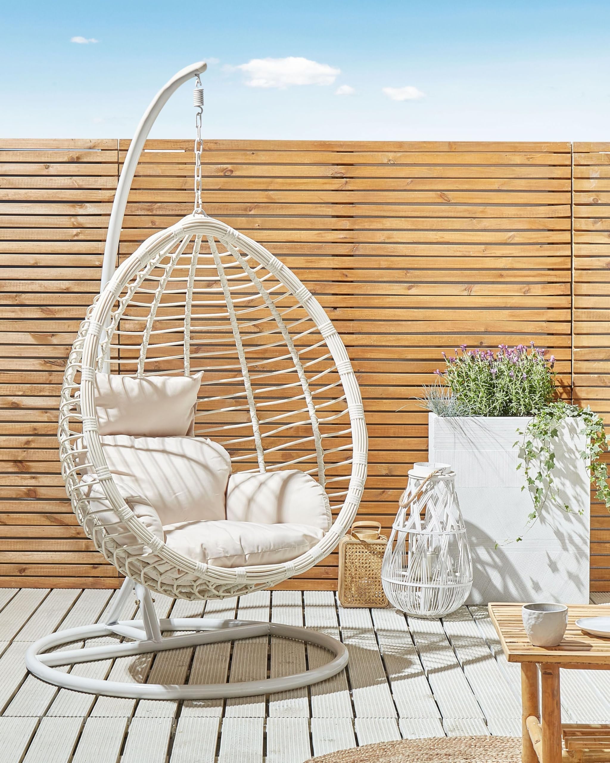 Fauteuil Suspendu Balançoire pour Extérieur et Intérieur en Rotin Blanc Design Ultra Moderne et Conception Solide pour Salon ou Jardin Beliani