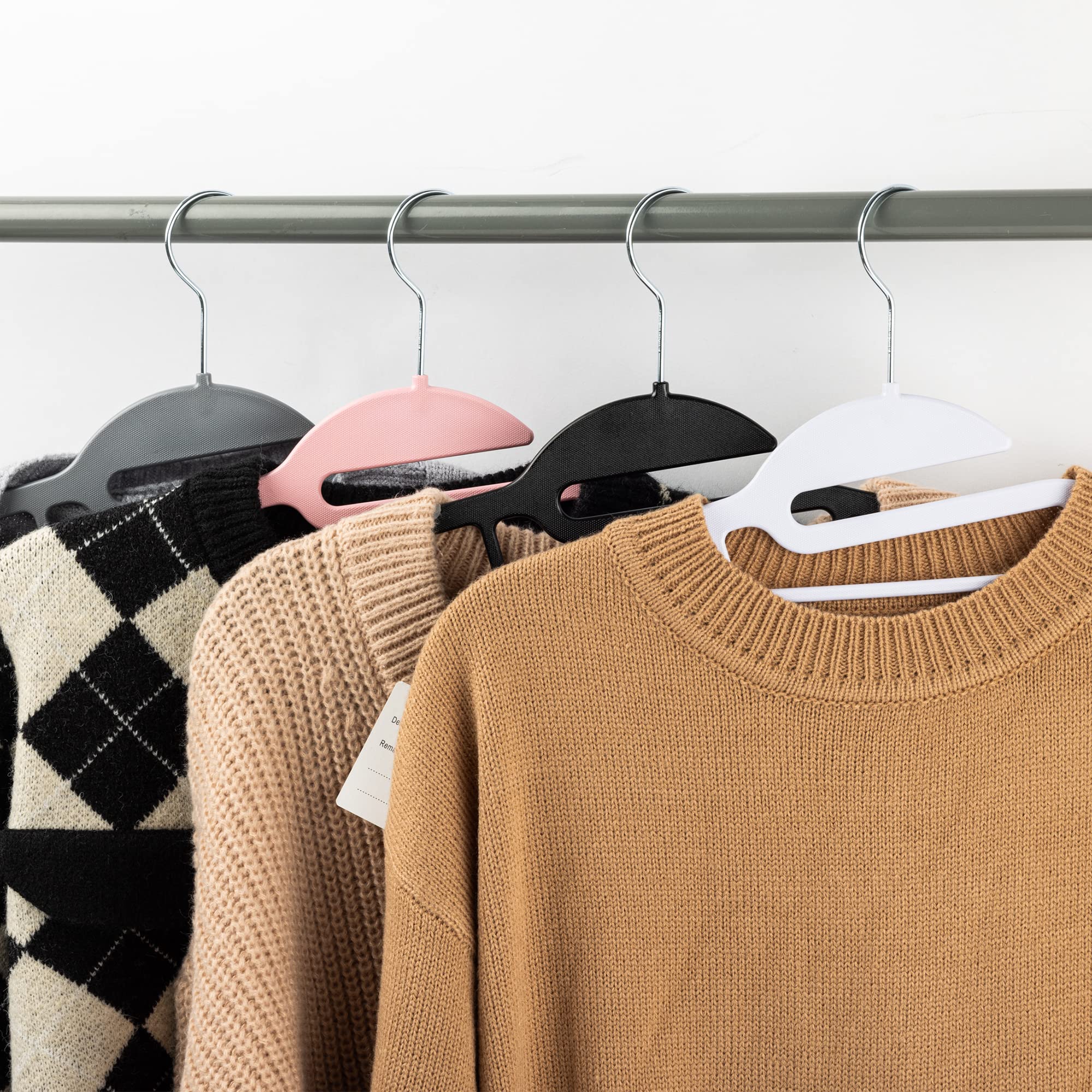 KEPLIN Lot de 30 cintres antidérapants – Durable, Design Fin pour économiser de l'espace avec Rotation à 360°, Organisateur de Cravates, Crochets de Sangle et Ouverture en Forme de S (Noir)
