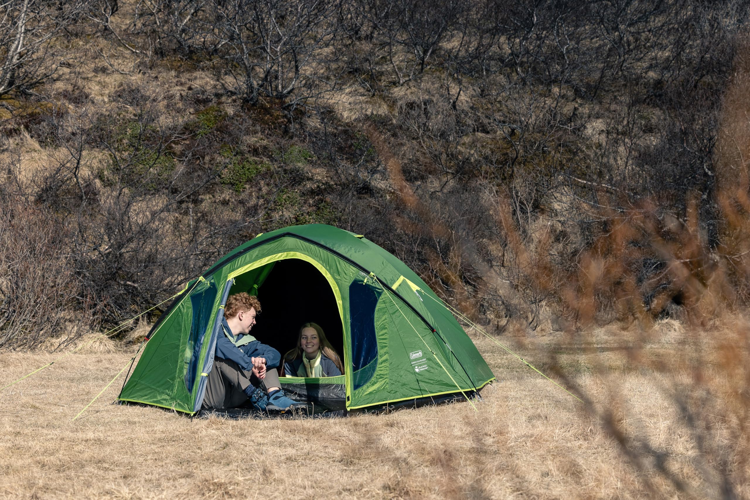 Coleman Namiot Darwin 4 Plus BlackOut, kompaktowy namiot kopułowy dla 4 osób, specjalna zaciemniona sypialnia, lekki namiot kempingowy, świąteczny i turystyczny, wodoodporny 4500 mm, 4 osoby, z wszytą