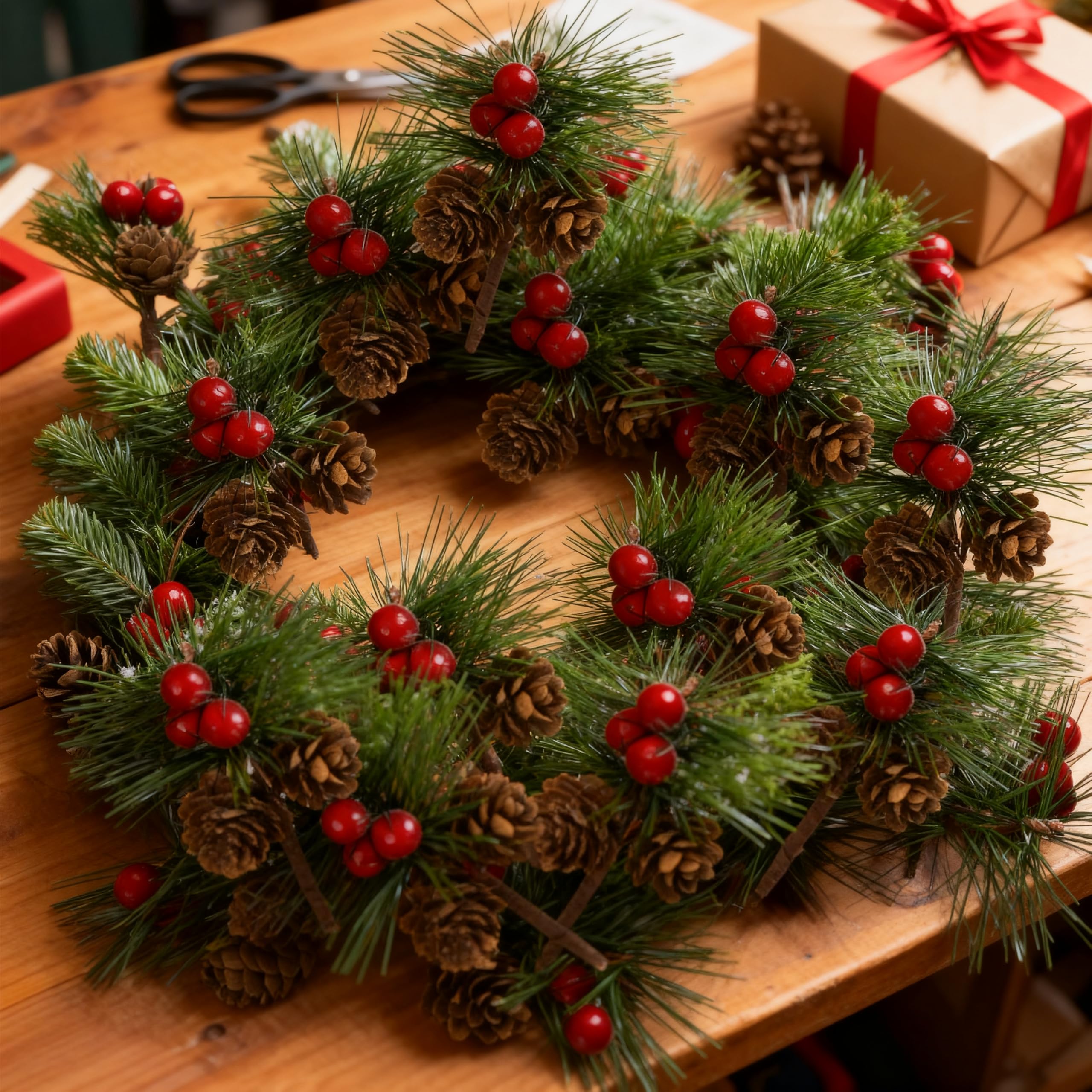Künstliche Tannenzapfen mit Tannennadeln, Zweigen und roten Beerenstielen – 8,9 cm kleine künstliche Beeren, Tannenzapfen zum Basteln, für Weihnachtsbaum, Weihnachtskranz, Dekoration, 50 Stück