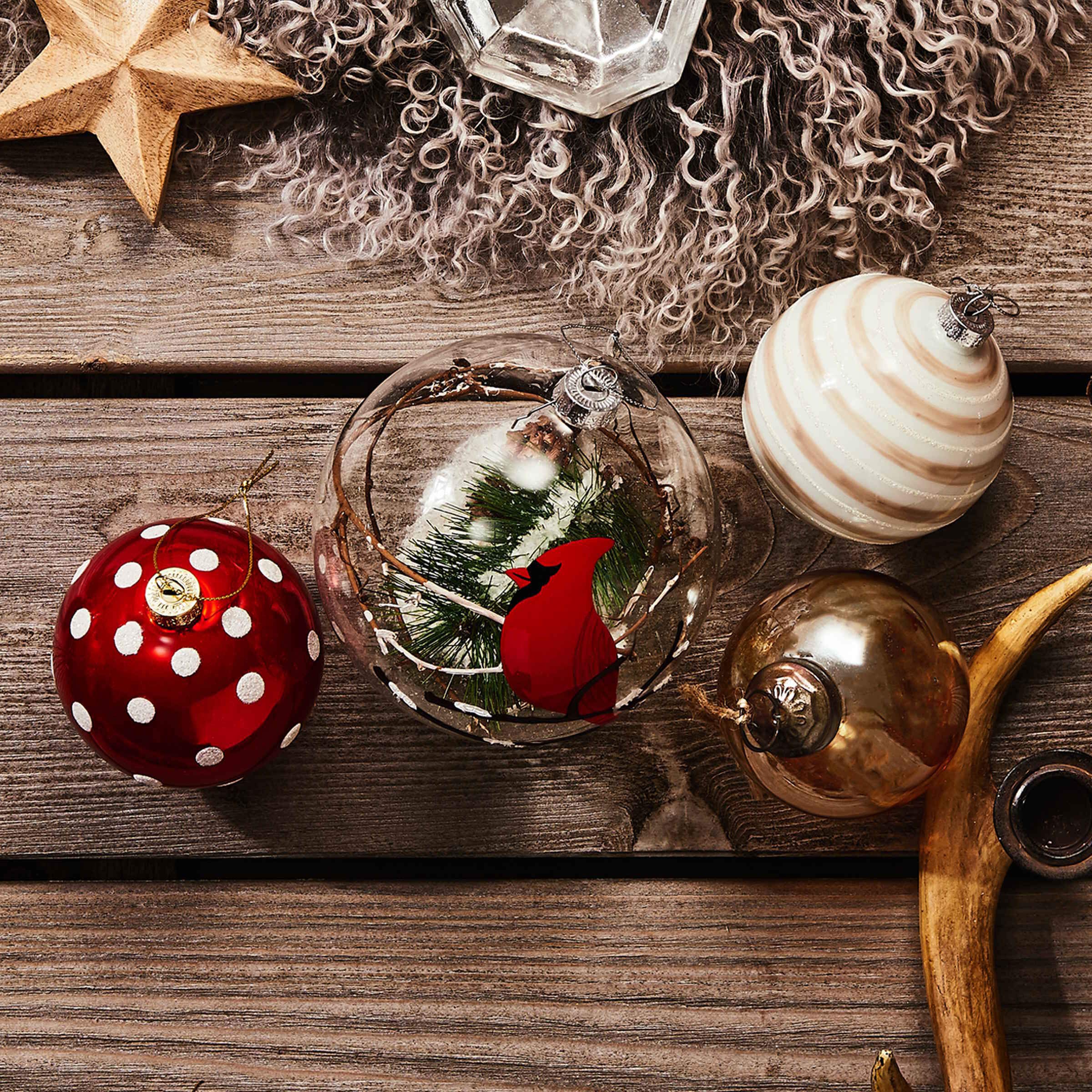 BUTLERS Hang ON - Glasanhänger Ø 7,5 cm Kugel - orangene Weihnachtskugel - Baumschmuck aus Glas
