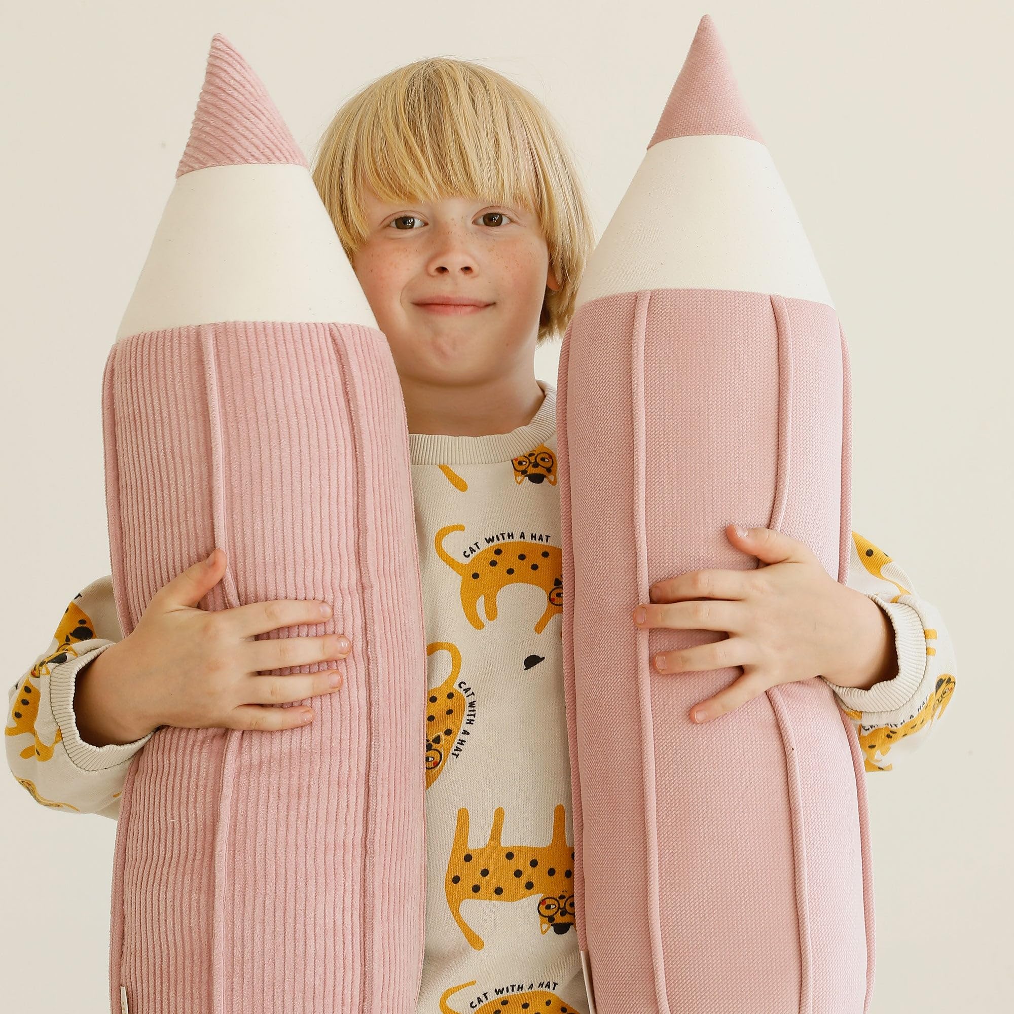 Moi Mili Dekokissen Buntstiftform Großes Kissen mit Füllung 65 x 18 cm für Jungen und Mädchen Bunststift-Kissen für Sofa Bett Kopfkissen