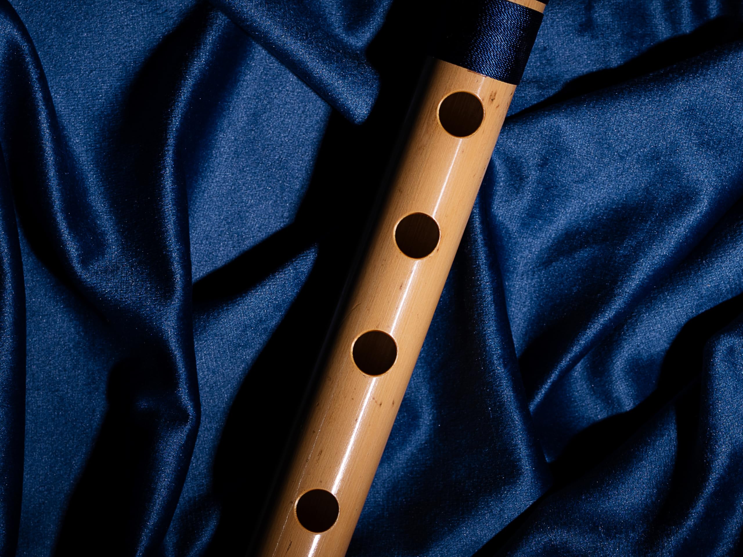 Radhe Flutes Professionelles Bambus-Bansuri, C Natur, Rechtshänder, mittlere Oktave, mit festem Einband, Samtbezug und Papierröhre, Dunkelblau und Orange