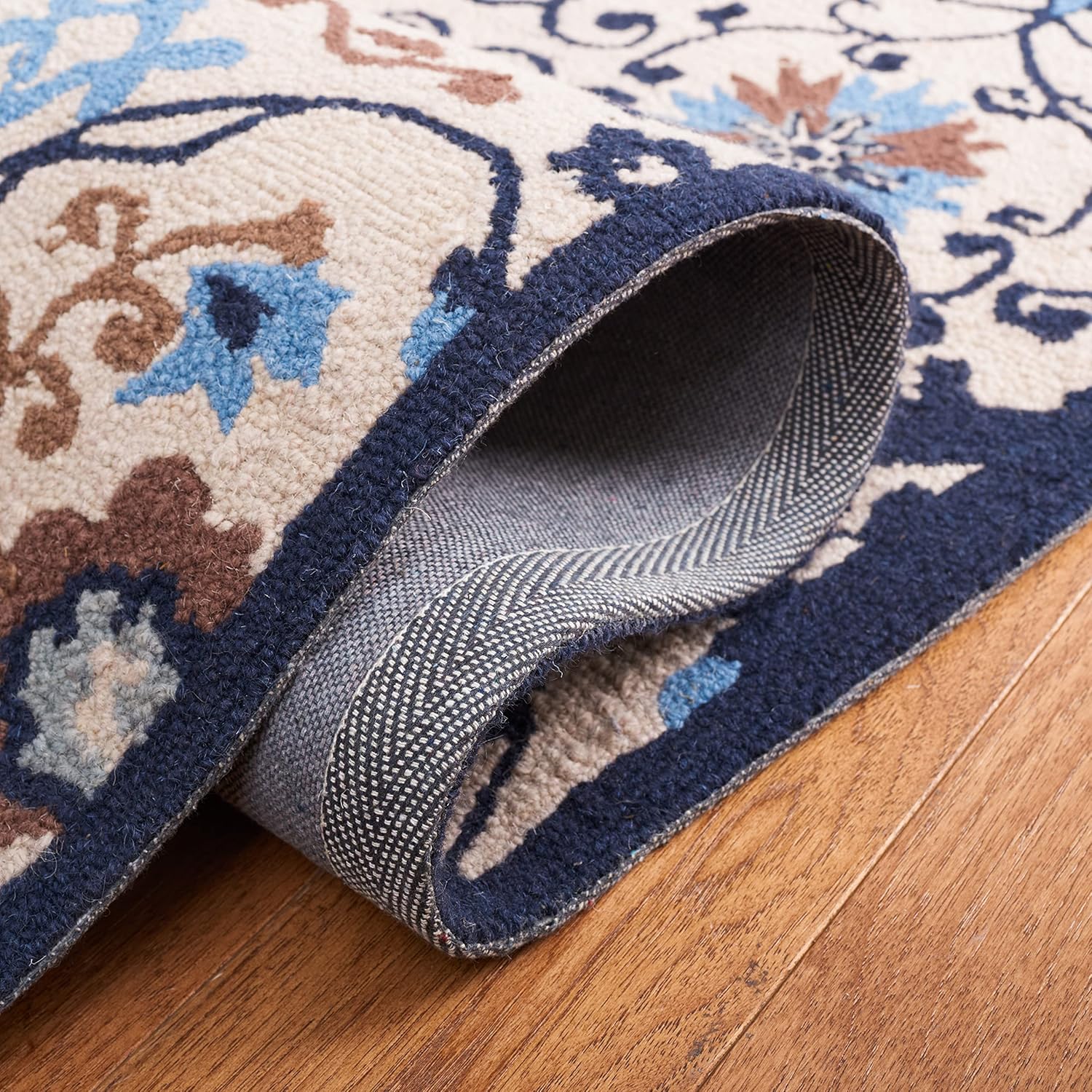 SAFAVIEH Chelsea Collection Accent Rug - 3'9" x 5'9", Ivory & Navy, Hand-Hooked French Country Wool, Ideal for High Traffic Areas in Entryway, Living Room, Bedroom (HK727A)