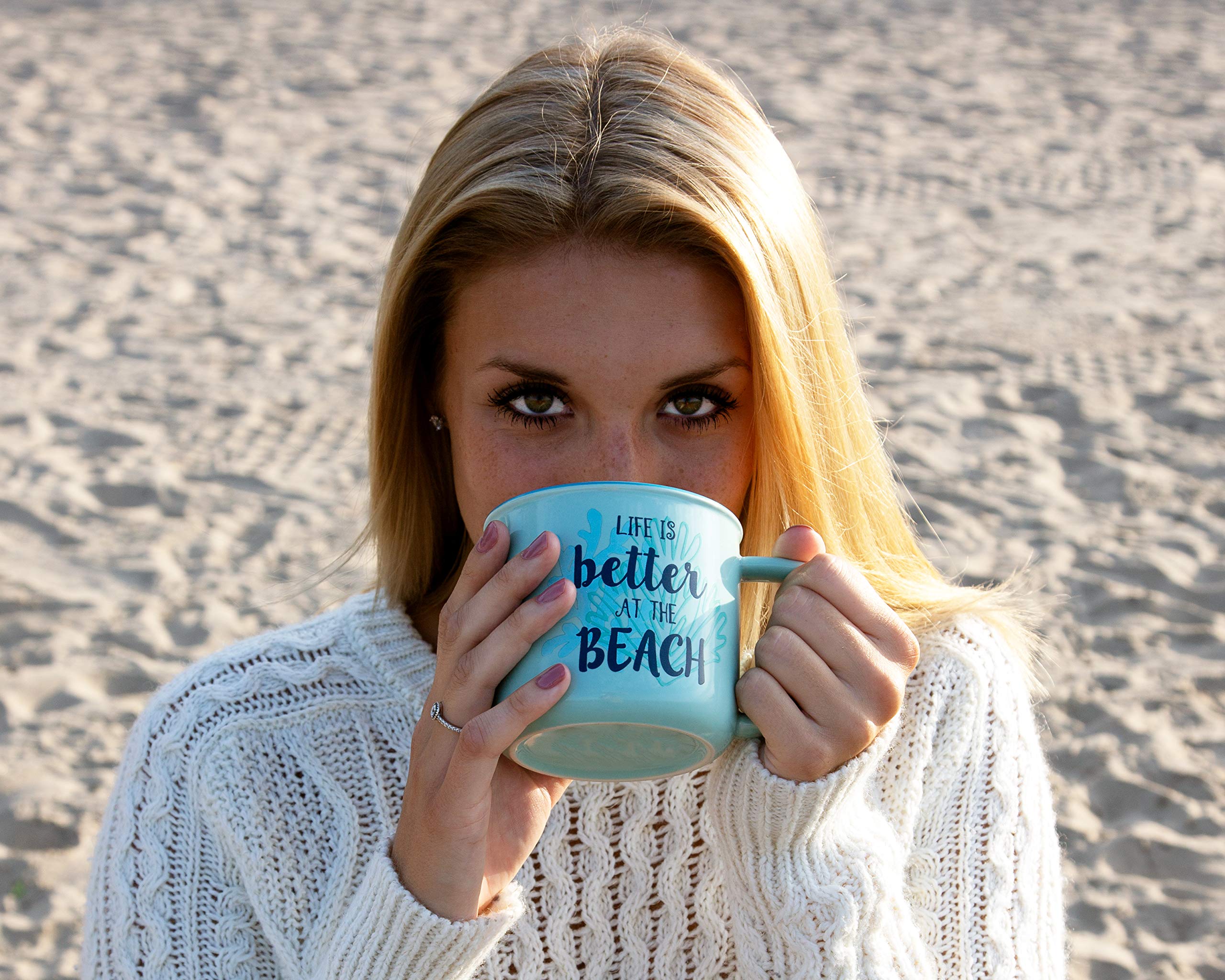 Pavilion Gift Company 67519 - Taza de café grande de gres de 17 onzas, la vida es mejor en la playa, color azul
