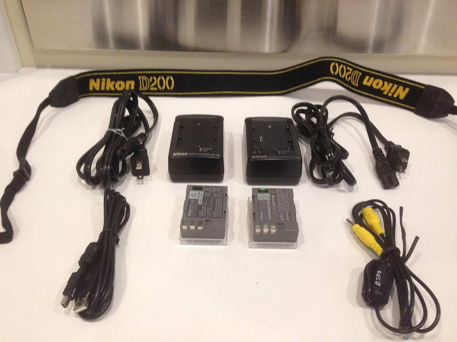 Nikon D200 DSLR Camera with 18-200mm f/3.5-5.6G ED-IF AF-S Nikkor Zoom Lens (OLD MODEL)