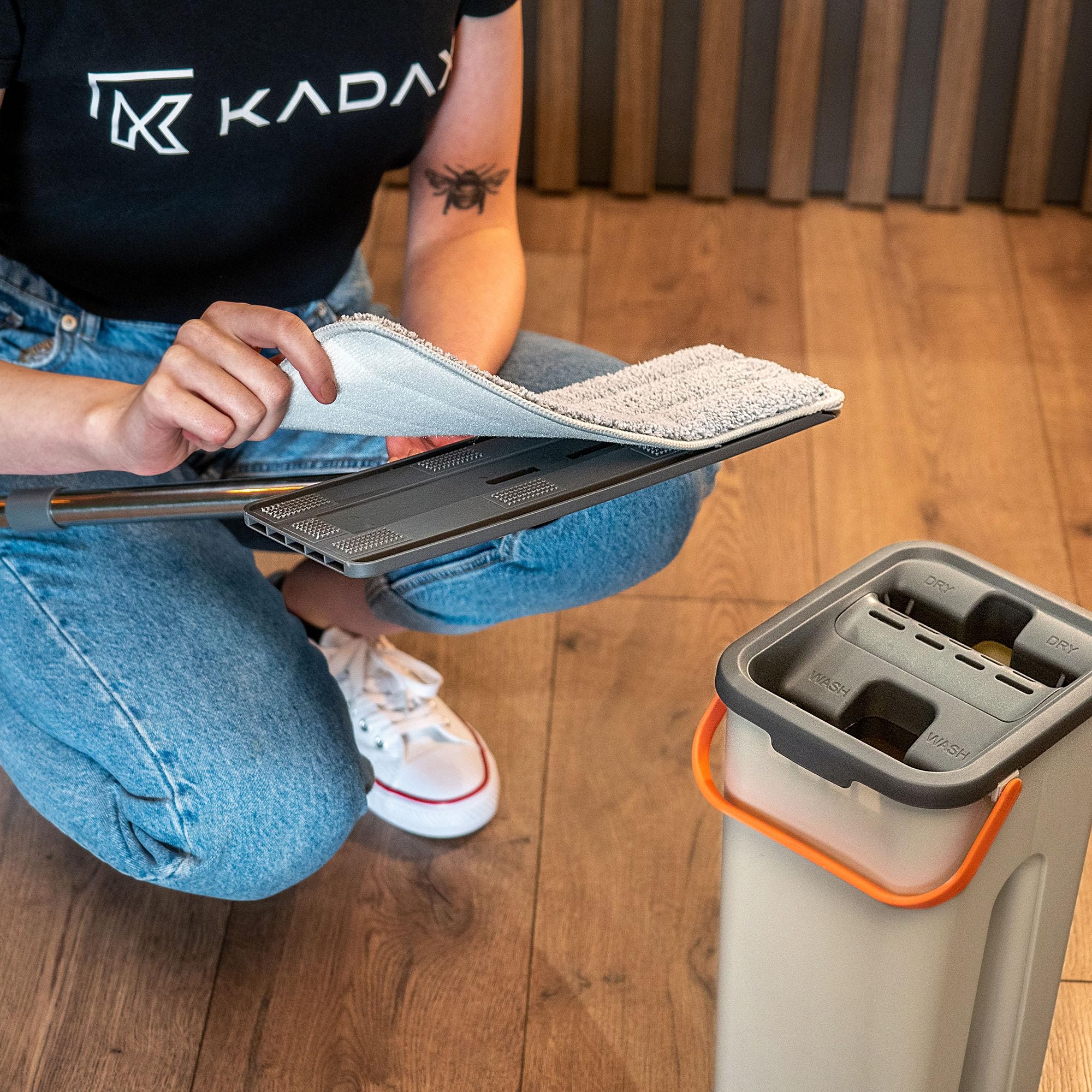 KADAX Mop płaski z wiadrem dwukomorowym, 2 nakładki z mikrofibry, zestaw do mycia podłóg, system płukania i wyżymania, do różnych powierzchni, szaro - pomarańczowy