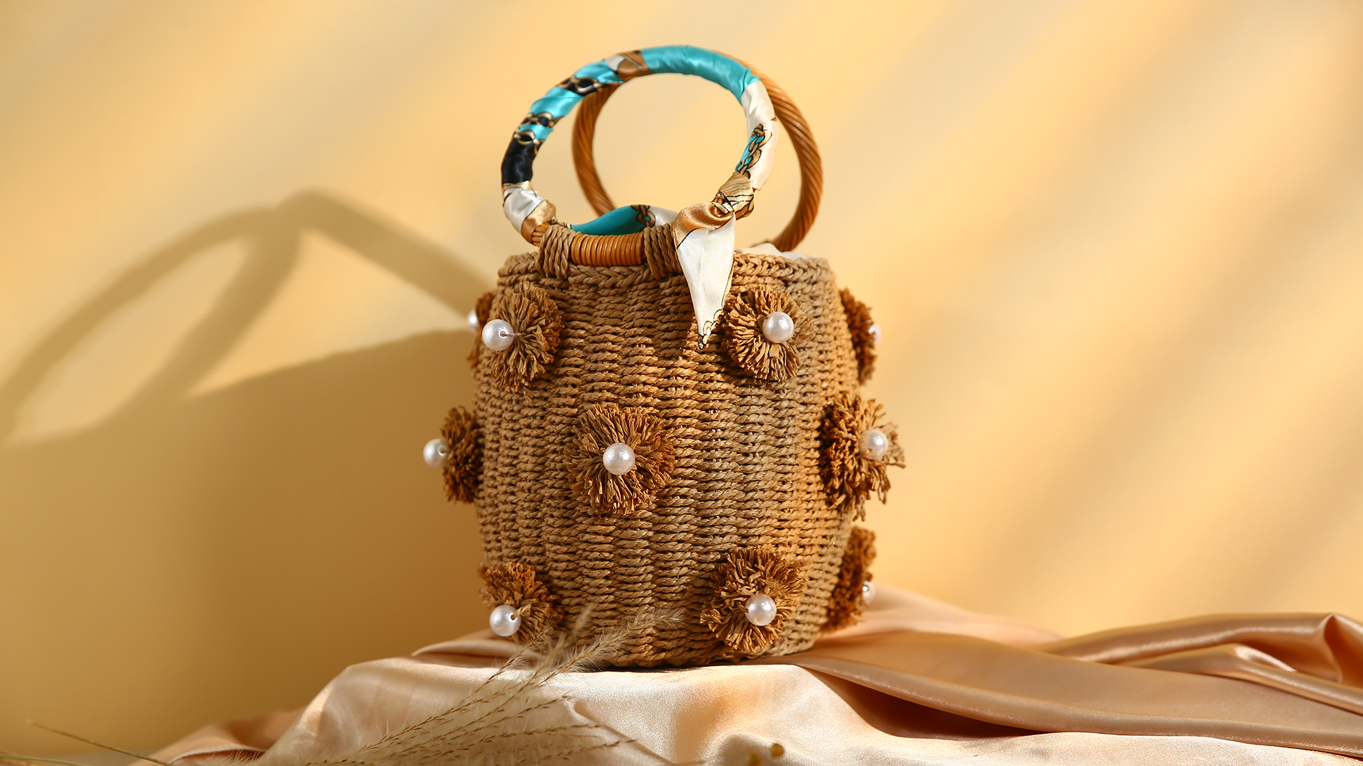 Bolso tote de ratán con perlas y diamantes miniatura 7
