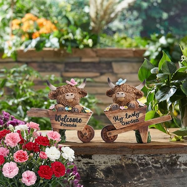 TERESA'S COLLECTIONS Hochlandrind Gartenfiguren, Wetterfeste Statue in Schubkarre mit Blumen & Schmetterling, Frühling Sommer Gartendeko Terrasse Balkon Fensterbank, Geschenk Muttertag,11cm - 2