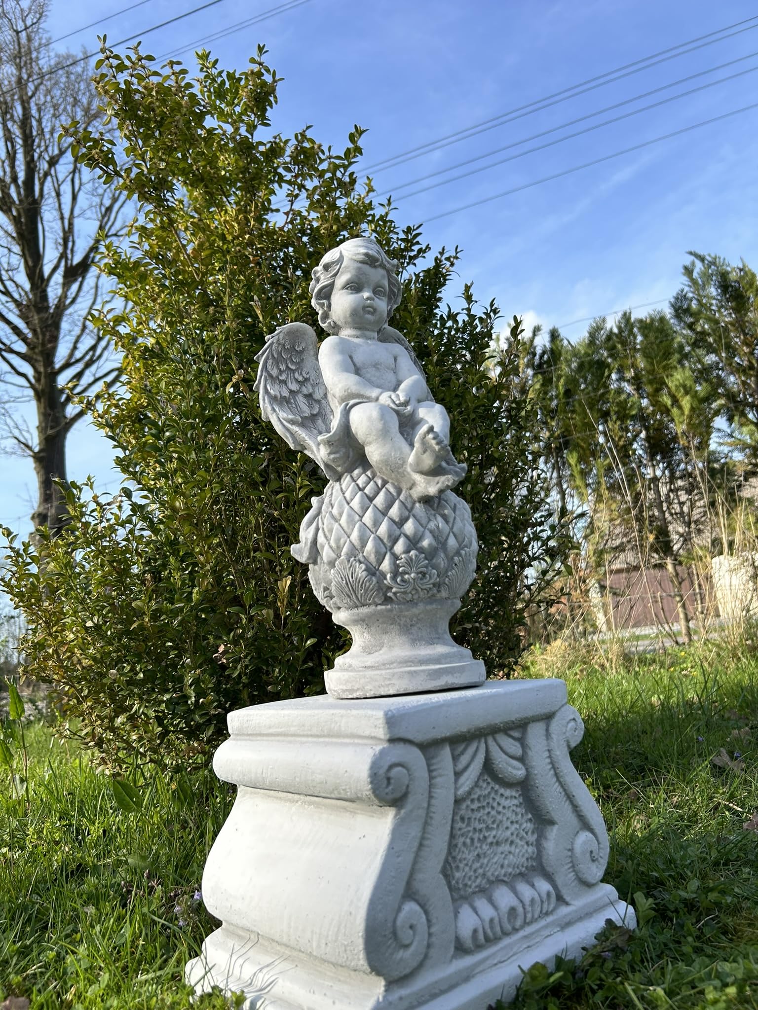 FABRIQ Figurka anioła na kulce, 37 cm, wytrzymała rzeźba betonowa, odporna na mróz, masywna, ze sztucznego kamienia