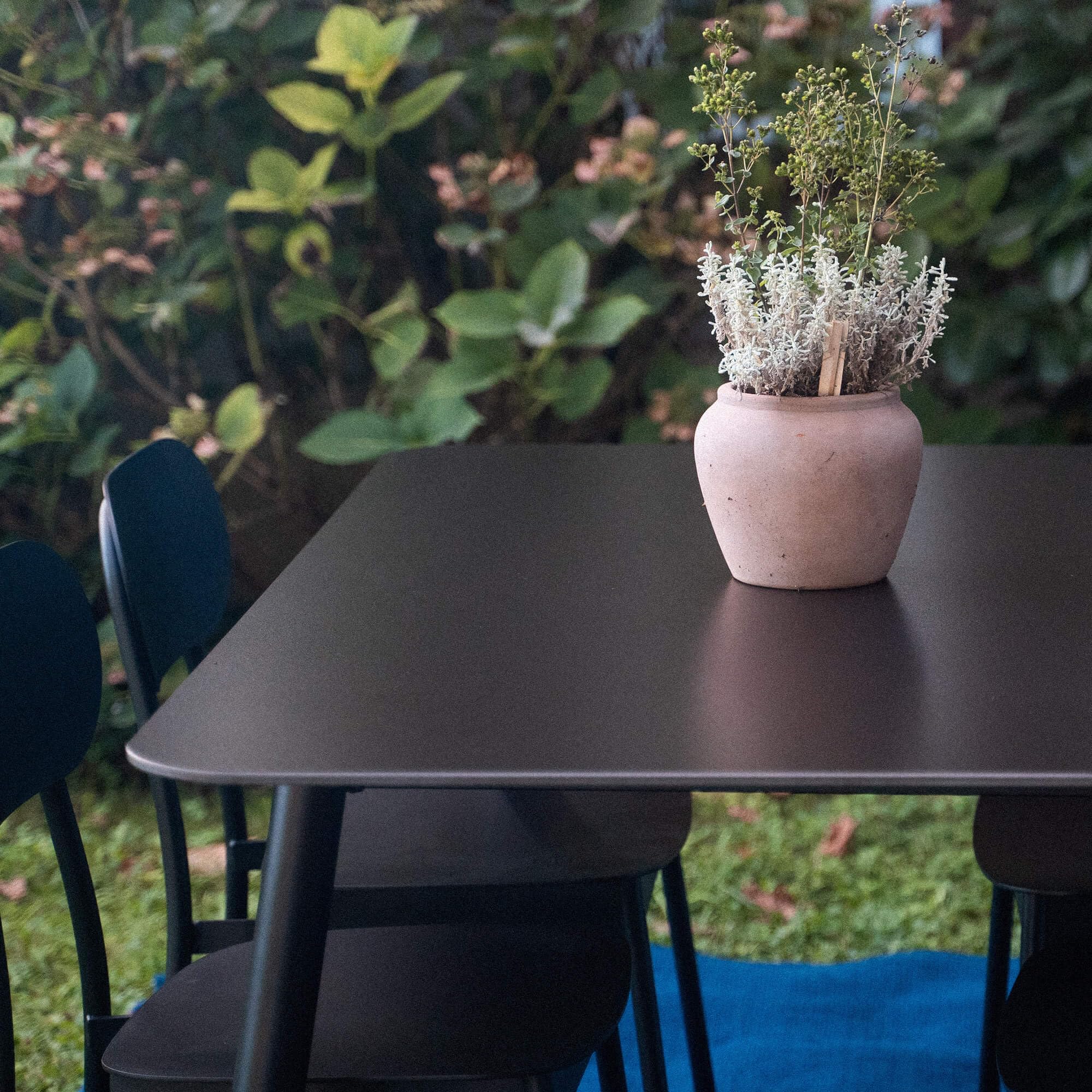 JJ. Table de Jardin Aluminium et Céramique 180cm Jade - 6/8 pers. Facile et Rapide à Monter Plateau de 180 x 90cm : Idéal pour 8 convives Structure des Pieds en alu Bleu océan