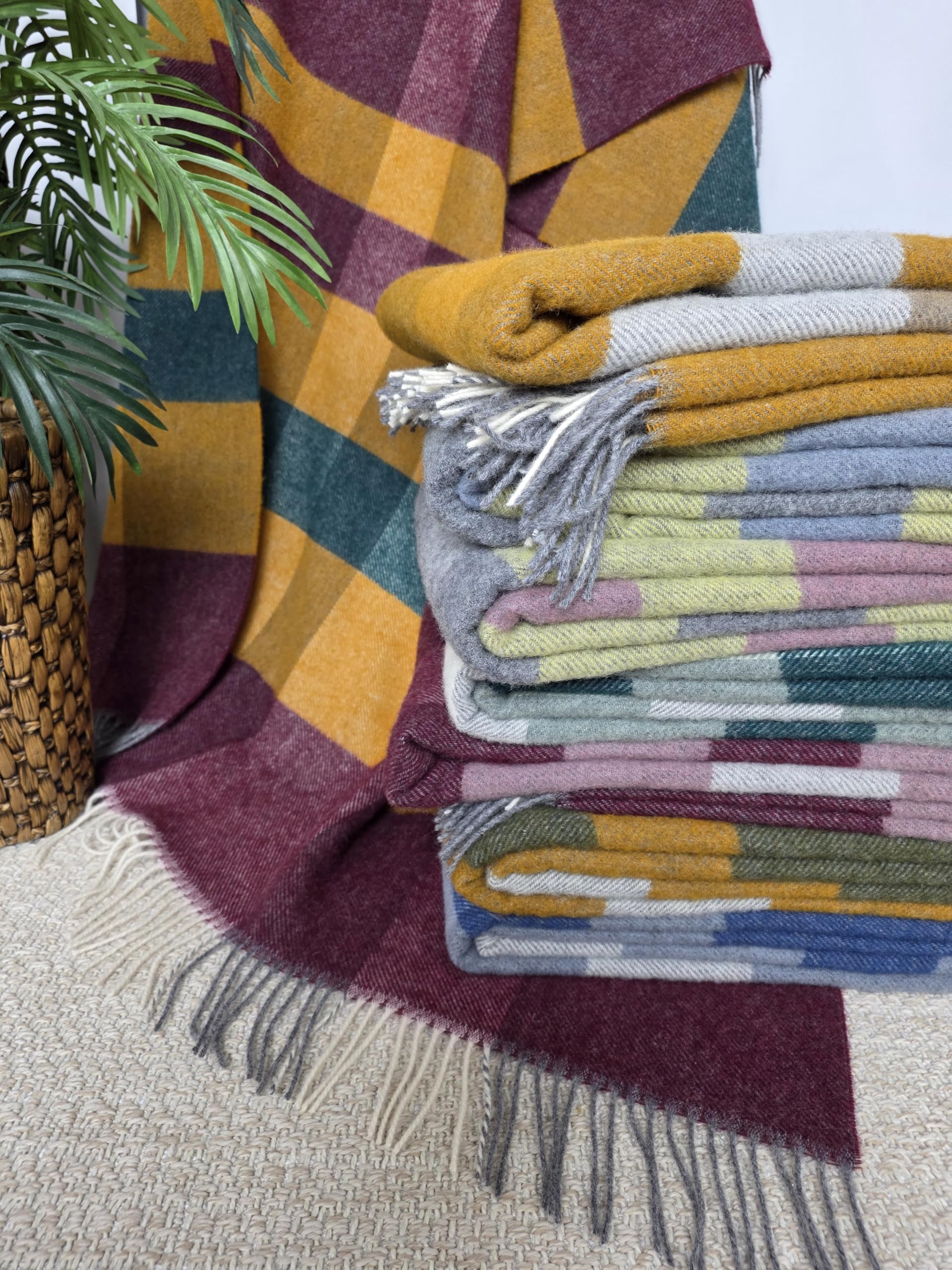 Coperta in lana vergine al 100%, disponibile in vari colori, copriletto, plaid in lana vergine Tirol, 140 x 200 cm (Giallo Senape-Verde-Rosso (Quadrati))