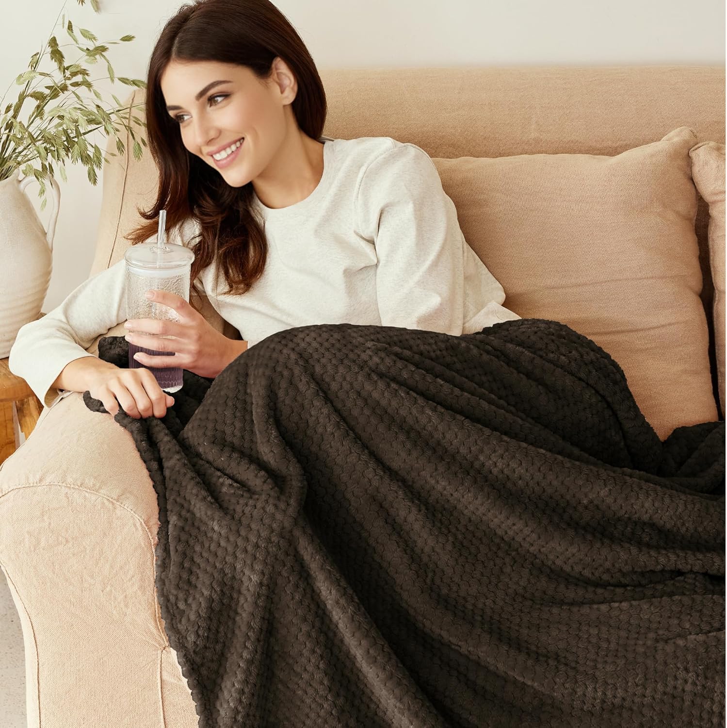 Exclusivo Mezcla Fleece Throw Blanket Extra Large, Super Soft and Warm Blankets for Couch, Sofa and Bed Waffle Textured, Cozy, Fuzzy and Lightweight (Coffee, 50x70 Inches) - Image 2