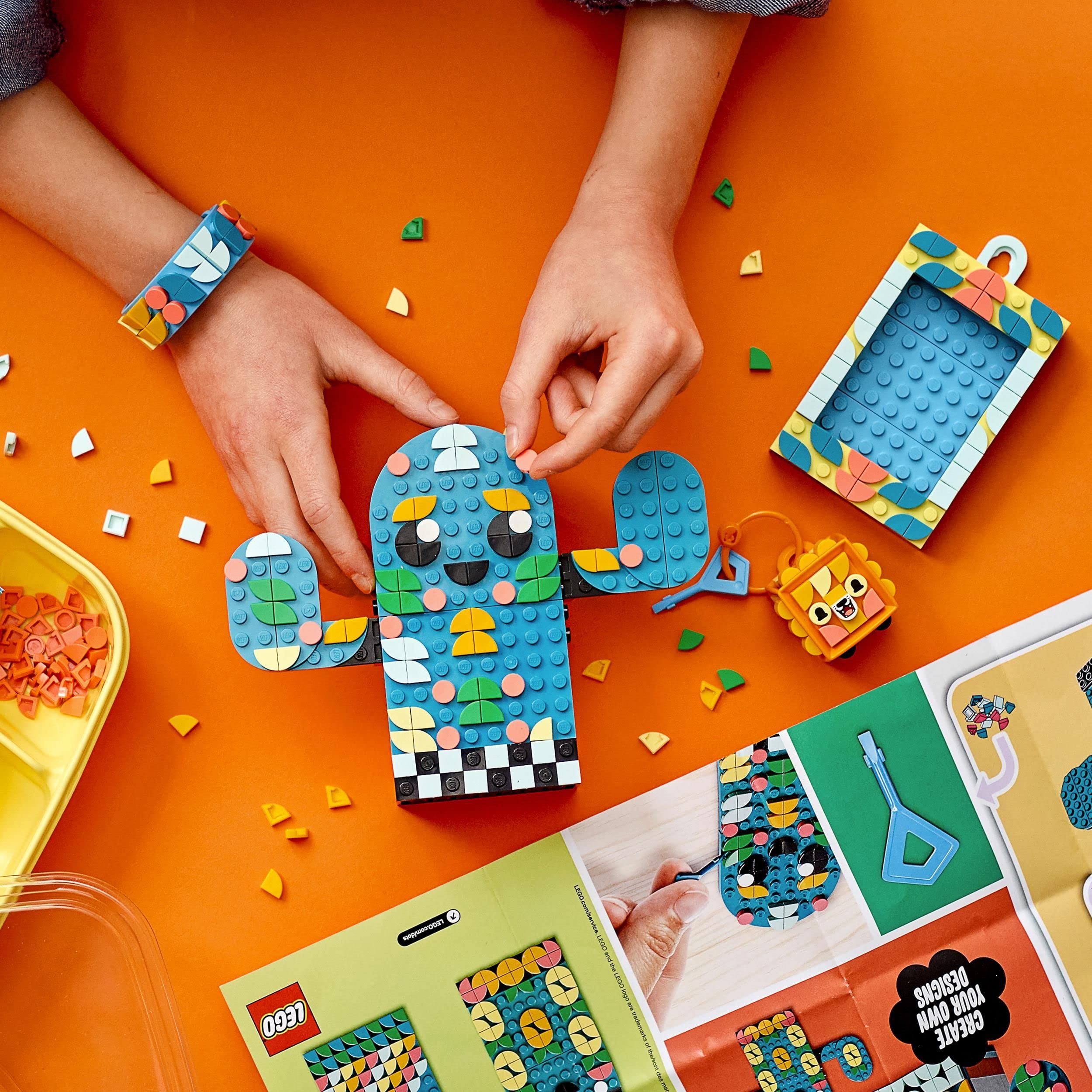 LEGO 41937 DOTS Multi Pack - Sensazioni Estive 4 in 1, Kit di Giocattoli Creativi per Bambini con Cornice Portafoto, Braccialetto, Portachiavi e Portapenne