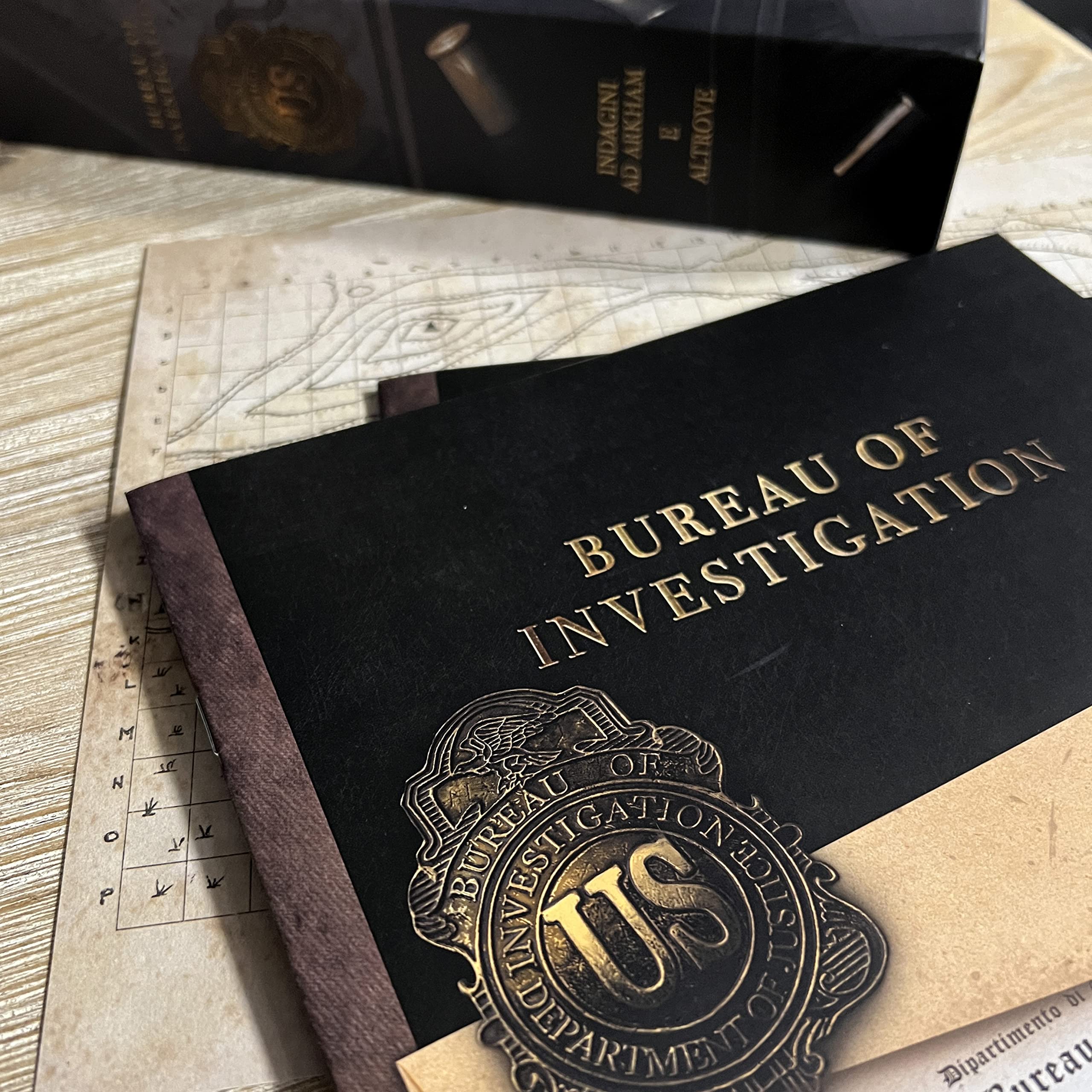 Asmodee - Sherlock Holmes Consulente Investigativo: Bureau of Investigation Indagini ad Arkham e Altrove - Gioco da Tavolo Investigativo, 1-8 Giocatori, 14+ Anni, Edizione in Italiano