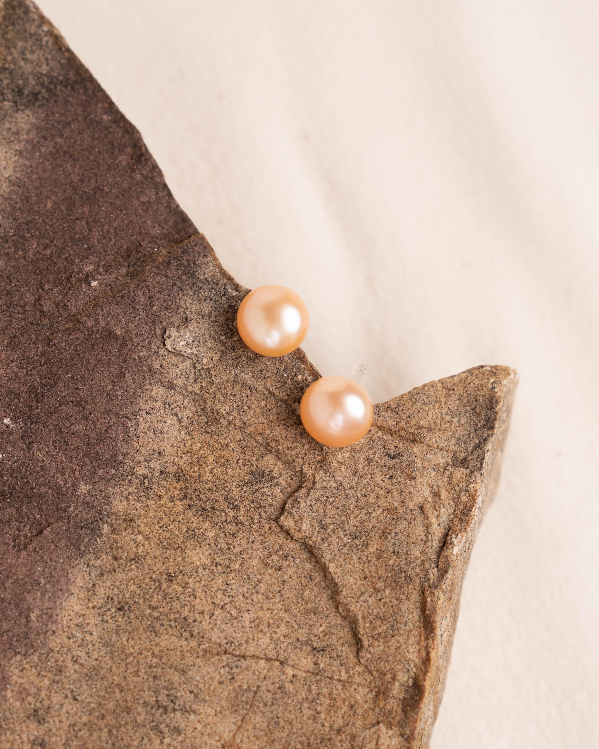 Orecchini da donna di perle bottone coltivate d'acqua dolce in colore arancio pesca SECRET & YOU - Argento sterling 925 - Disponibile in 4 misure da 8 mm a 11 mm