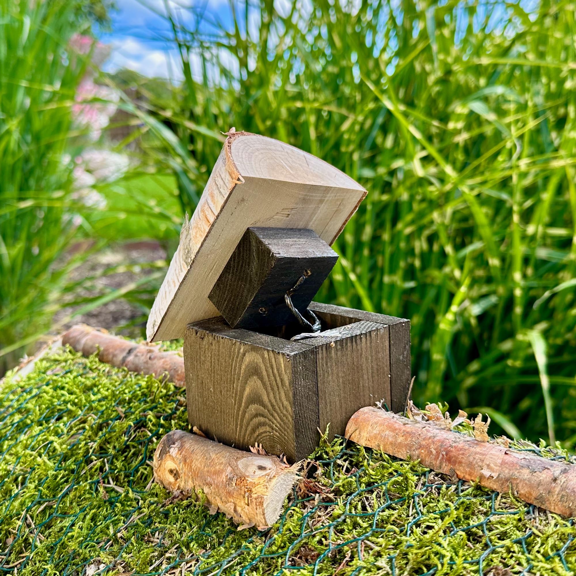 GARTENETAGE Vogelhaus Birke mit Moosdach/Vogelhaus mit Ständer wetterfest und stabil/Vogelfutterhaus mit Ständer/Robustes Vogelhäuschen für Ihren Garten