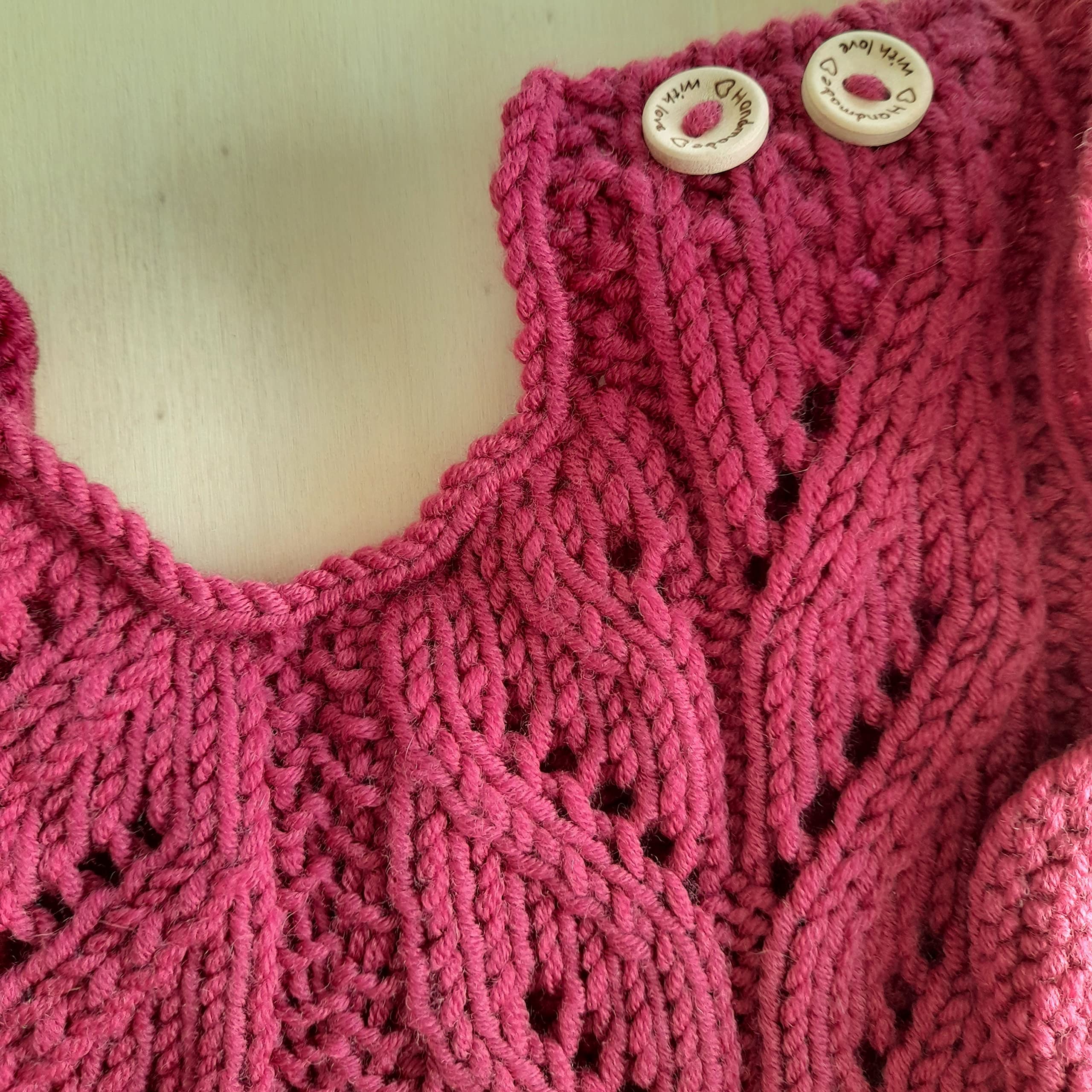 Pagliaccetto neonata fatta a maglia, in lana merino lilla con bottoncini di legno e cuori. Idea regalo di nascita. ARTICOLO ORIGINALE E UNICO MOMpATchWORK