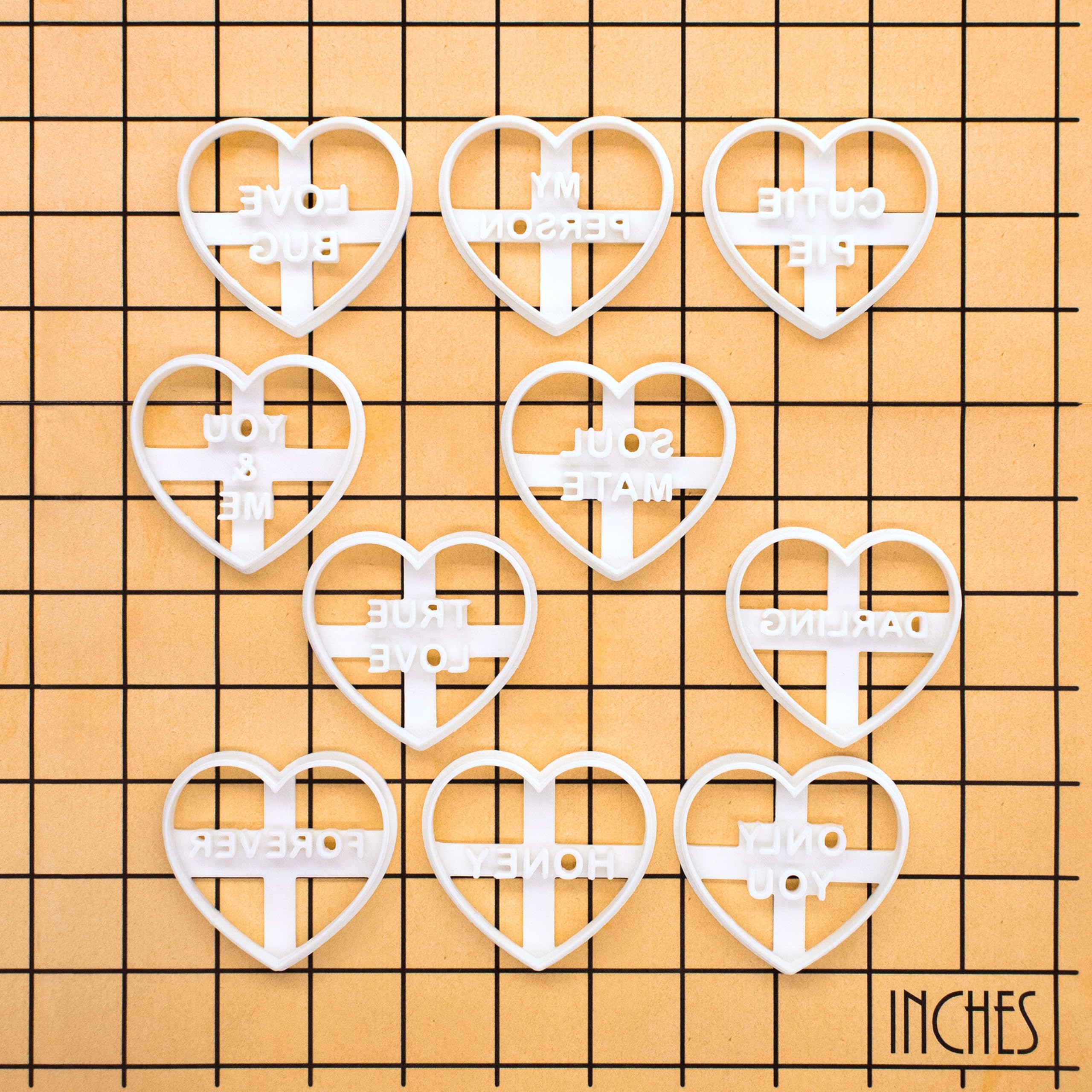 BAKERLOGY Lot de 10 emporte-pièces Cœur avec messages romantiques – Jolis cœurs d’amour pour la Saint-Valentin, mariages, fiançailles, anniversaires & biscuits à thème amour