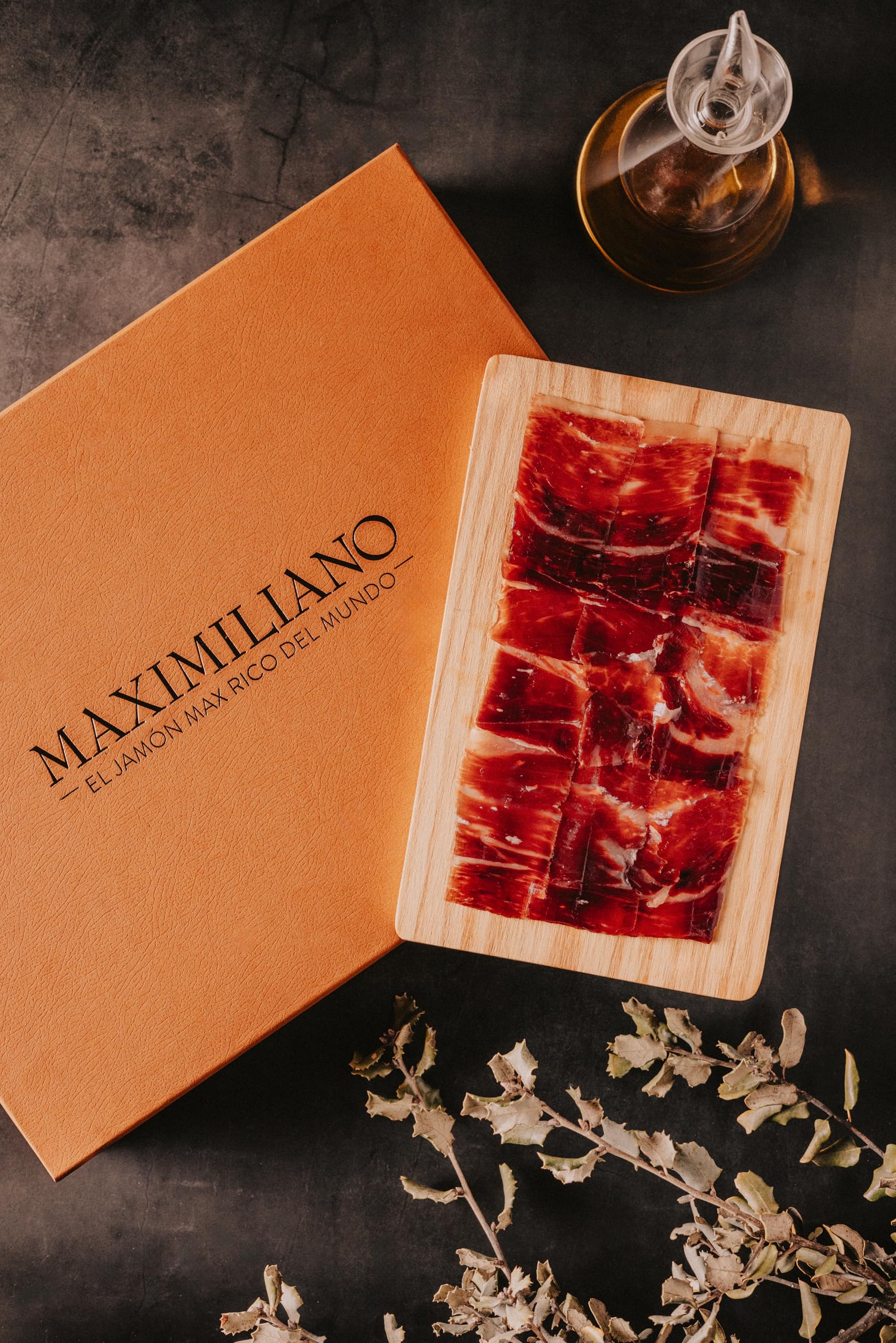 Maximiliano – Jamón Cebo de Campo 100% Ibérico – Pieza 8kg – Curación Natural de +30 Meses – Brida Verde – Alimentación Natural – Incluye Tabla Jamonera