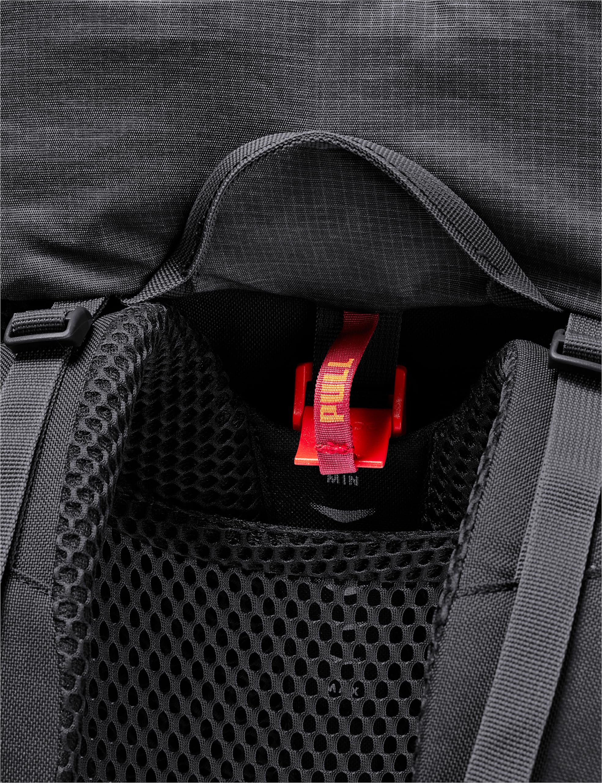 VAUDE Wanderrucksack Brenta 30 Liter, Damen & Herren, wasserabweisender Rucksack, komfortabler Trekkingrucksack mit integrierter Regenhülle, praktische Fächeraufteilung, black